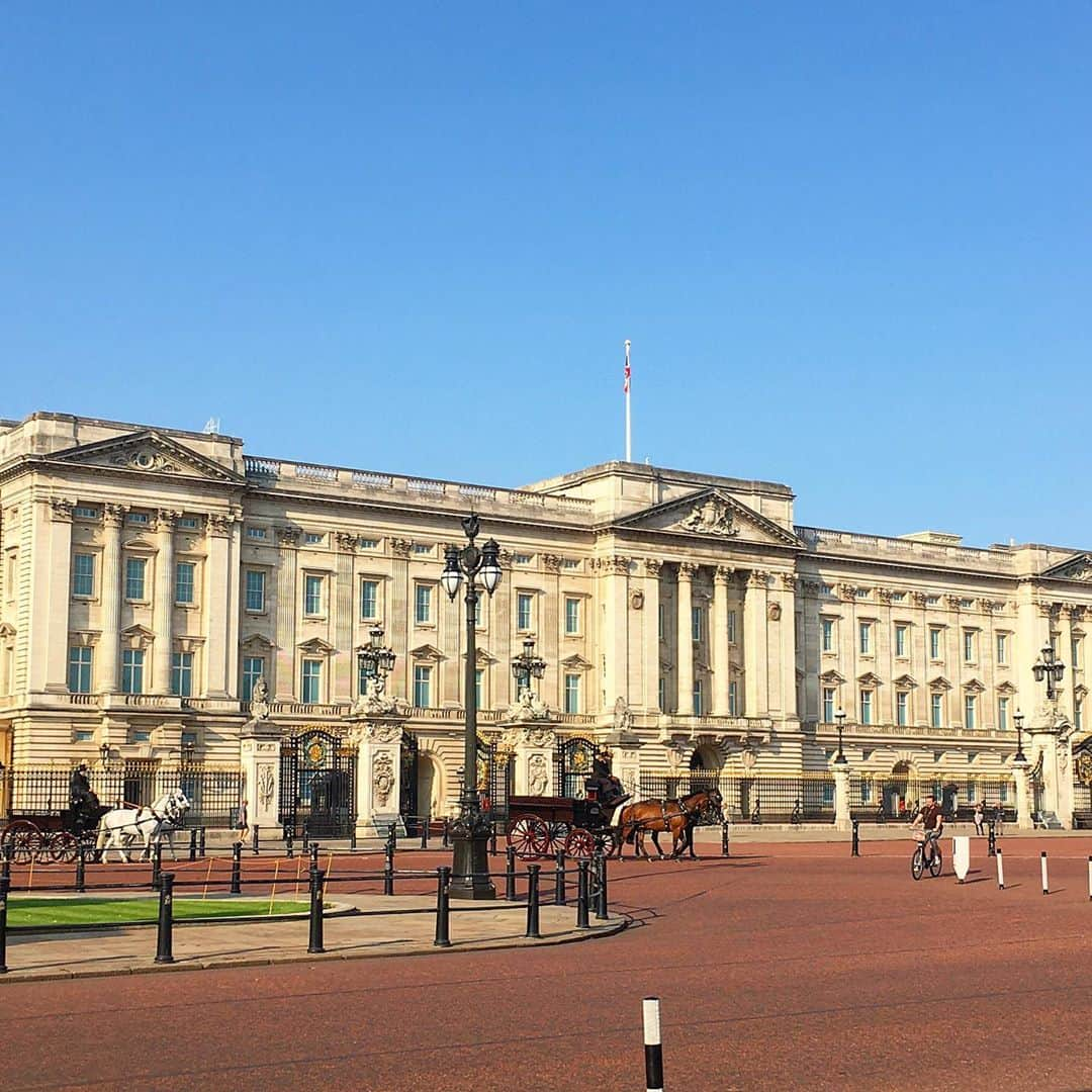 渡辺枝里子さんのインスタグラム写真 - (渡辺枝里子Instagram)「【バッキンガム宮殿🇬🇧】  📍Buckingham Palace  朝のジョギングコース🏃‍♀️ 公園を抜けて宮殿前まで。  3月のコロナ禍以降、初めてバッキンガム宮殿で行われた外交の様子は日本でも報道されていたようですね☺️  キャサリン妃のブルーのドレスは素敵でした👗  バッキンガム宮殿は夏限定で入場可能で、それこそ大学の頃に見学したことがある思い出深い場所です。  たまたま宮殿前のガーデニングの様子や(👉動画へ)、馬車が通る様子が見られました☺️🌷  セントジェームズパークから顔を覗かせる宮殿と、2300トンの大理石で作られている金色の クィーンビクトリア記念碑の眺め。  天気の良い朝のジョギングにはとても清々しい気持ちにさせてくれます☺️  それにしてもロンドンも寒くなったなぁ🧥⛄️  (ちなみにクィーンビクトリア記念碑は、ビクトリア朝の女王であり、その在位期間は64年と歴代イギリス国王の中でも最長なんだとか🧐) * * * * * #london #londondiaries #londonlife #uk #londonphotography  #londonphoto  #morning #queenvictoriamemorial #garden #buckinghampalace  #ロンドン　#イギリス　#ロンドン日記　#ロンドンライフ　#海外生活 #海外　#ロンドンフォト #風景　#ロンドン写真 #バッキンガム宮殿　#クィーンビクトリア記念碑 #ジョギング　#朝 #渡辺枝里子」10月10日 7時03分 - eriko_watanabe_21