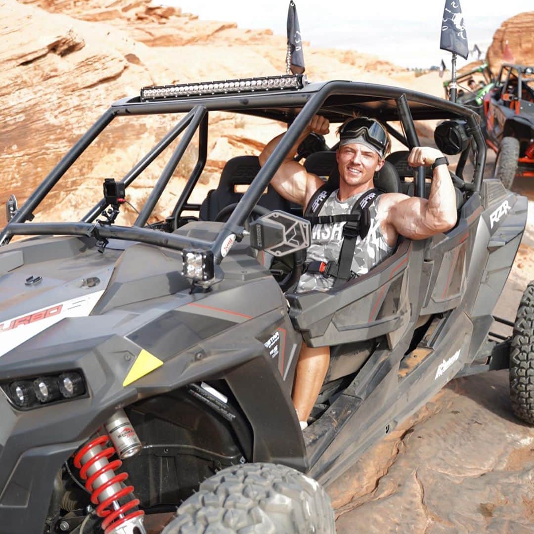 スティーブ・クックのインスタグラム：「Trying to play it cool in front of the crew but I’ve never done this before.... full send. Thanks guys-  @kombustionutv  @sdrmotorsports  @ssvworks  @ruggedradios  @efxtires  @fuelutv  @prpseats  @assaultutv  @trail.hero  @greaterzionutah」