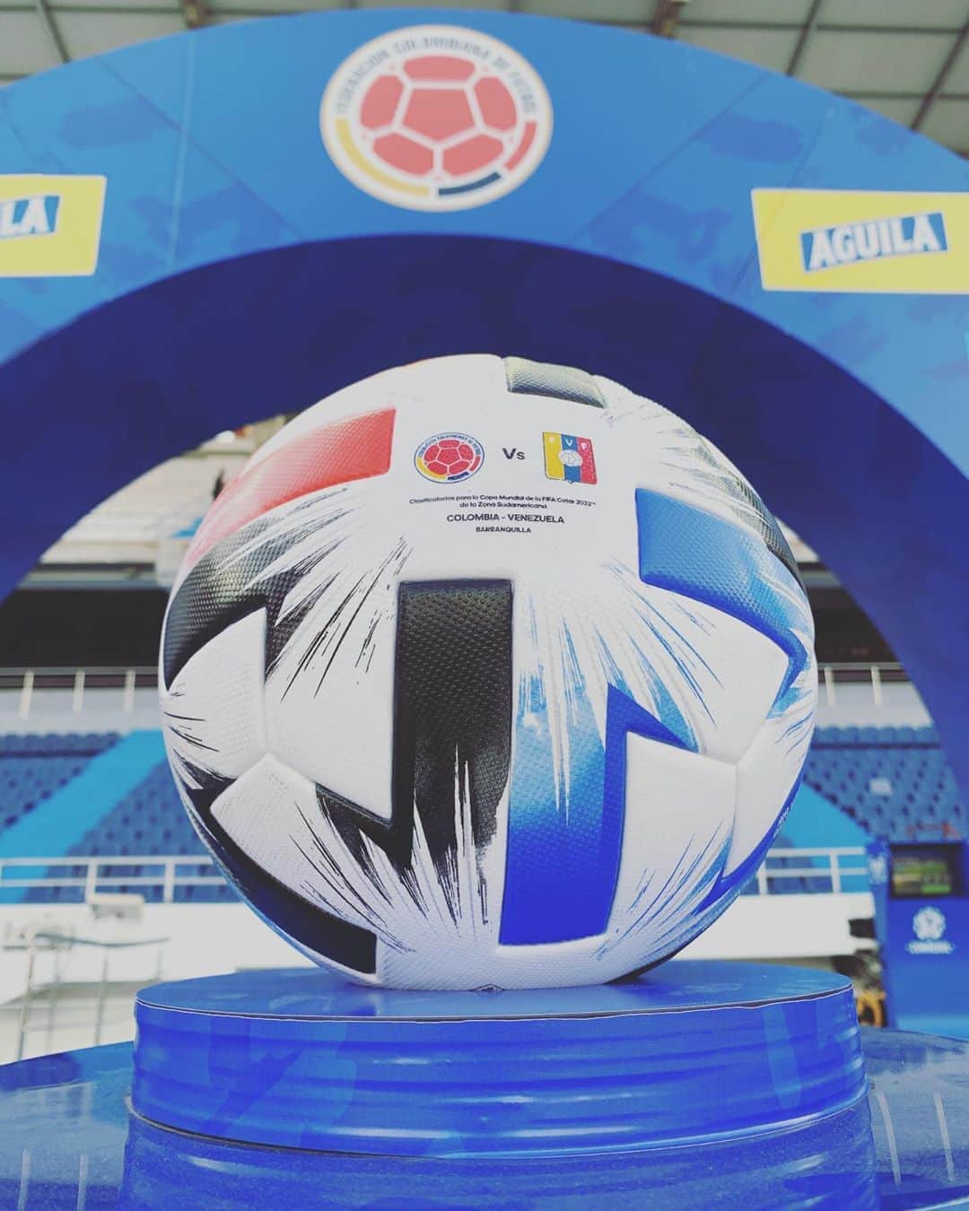 サッカー コロンビア代表チームのインスタグラム：「Falta muy poco para el inicio del juego. ¿Desde qué lugar vas a ver el partido? 🇨🇴⚽️🔥  #VamosColombia」