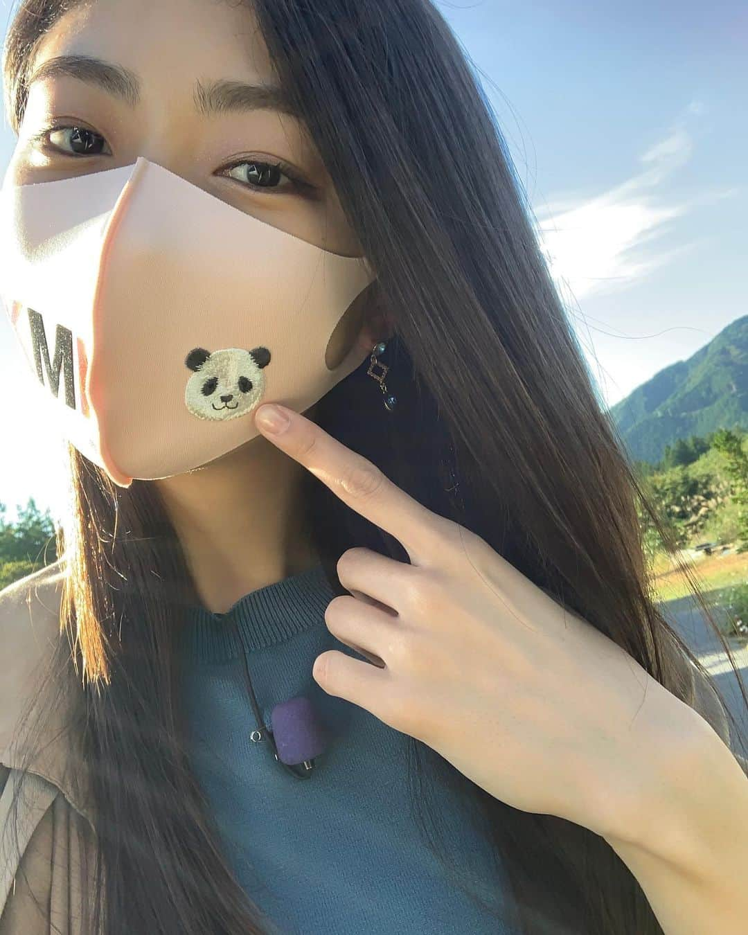 熊井友理奈さんのインスタグラム写真 - (熊井友理奈Instagram)「_﻿ ﻿ ﻿ ﻿ おはようございます☂️﻿ ﻿ 本日、9:30〜﻿ TBS「王様のブランチ」です📺﻿ @brunch_tbs  ﻿ ﻿ スタジオにはいませんがVTRに出演しています！﻿ 日光に行って秋を先取りしてきました🍁﻿ ﻿ お家で過ごされる方はぜひ☺  #tbs #王様のブランチ #日光#旅  この日は用意してくださったマスクを😷﻿ 斬新なロゴ😂👍さらにパンダが〜  #KMI #🐼」10月10日 7時36分 - kumai_yurina