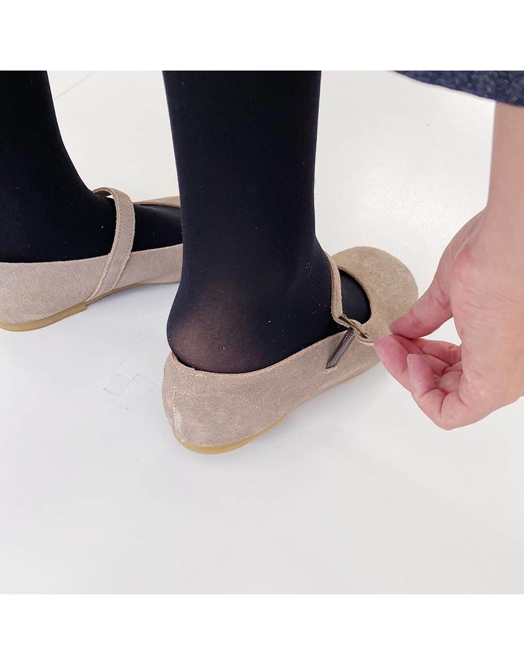 ナチュランさんのインスタグラム写真 - (ナチュランInstagram)「ナチュランのスタッフが、『一見シンプルだけど、機能的で使いやすいレザーのバッグと靴』を着用してご紹介します。﻿ ﻿ ﻿ 《スタッフ身長：166㎝》﻿ ﻿ ﻿ -----------﻿ ■MONTH F/ショッパー　トート[EMD-2G46-0964]﻿ カラーレザーが目を引く「TIDEWAY」のトートバッグ。﻿ イタリアンレザーを使用したやわらかな質感で、小ぶりながらも長財布も収納できます。﻿ サイドの隠しマグネットで開閉口が閉じるので、中身が丸見えになる心配もありません。﻿ （※長財布のサイズによってはマグネットが閉まらない事もあります）﻿ サイド・底にマチがあるので必要最低限の荷物も収納できる使いやすいバッグです。﻿ ﻿ ﻿ -----------﻿ ■ストラップシューズ[ETH-2K47-0744]﻿ 日本製シューズブランド「COON」のナチュラン別注のストラップシューズ。﻿ 一見シンプルな定番アイテムですが、ストラップの内側にはゴムを使い、外さなくてもすぽっと脱ぎ履きできる仕様や、長時間歩いても疲れにくいインソール、履いた時から足に馴染む柔らかなレザーなど、こだわりがたっぷり詰め込まれています。﻿ 定番カラーのブラック・ダークブラウンに加え、柔らかな色味のベージュスエードは女性らしい印象のスタイリングに仕上げてくれるのでワンピースやスカートとの相性がとても良いです。﻿ ﻿ ﻿ ﻿ - - - - - - -﻿ 他にもいろいろ、ナチュランのスタッフが試着してご紹介しています。﻿ ハッシュタグ　#ナチュランのスタッフ着用　からご覧いただけます。﻿ ぜひチェックしてみてくださいね。﻿ - - - - - - -﻿ ﻿ ﻿ ------------------------------﻿ ▶️お買いものは写真内のタグをタップしてくださいね。またはプロフィールからもナチュランへリンクしています。→@natulan_official﻿ ﻿ ▶️写真内のタグは、販売中でも消えている場合がございます。ぜひ、ナチュランの検索窓から、注文番号又は商品名を、検索してみてくださいね。﻿ ﻿ ▶️プロフィール画面では、季節のおすすめ商品や、再入荷情報をご紹介しています。ぜひ、ご覧くださいませ。→@natulan_official﻿ ﻿ -----------﻿ #lifewear #fashion #今日のコーデ #コーディネート #ファッション #ナチュラル #ナチュラン #natulan #日々の暮らし #暮らしを楽しむ #シンプルライフ #シンプルコーデ #大人女子 #大人コーデ #ナチュラルコーデ #大人カジュアル　#natulan_official #ナチュランのスタッフ着用 #TIDEWAY #タイドウェイ #coon #クーン #ショッパー #トート #バッグ #トートバッグ #フラットシューズ #シューズ #足元倶楽部 #足元コーデ」10月10日 7時49分 - natulan_official