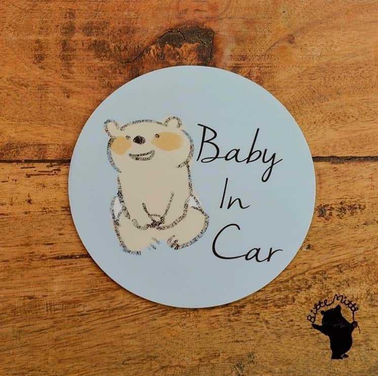 のインスタグラム：「マグネットタイプのBABY IN CAR発売しました。車にぺたっと貼れます🧲マグネットなので着脱ラクラクです☺️ シールタイプもあります。  https://minne.com/items/25070228」
