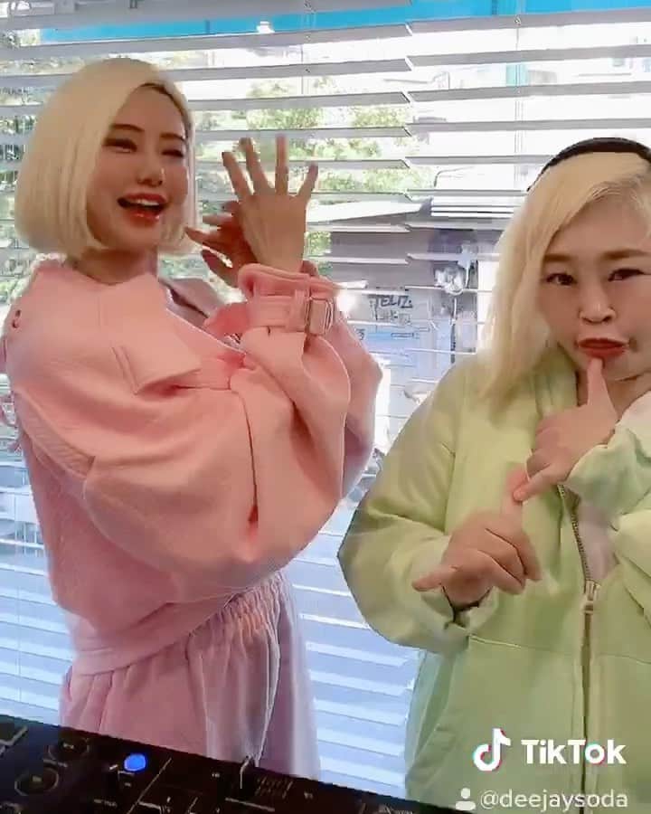 Dj Sodaのインスタグラム：「@yunhwahong 드디어 소문으로만 듣던 #코빅 디제이 황소다를 잡았다!!!! 👩🏼💕👩🏼💕 #ShootingStarChallenge Hong Yun Wha, the famous comedian in Korea mimicked me on a TV show called Comedy Big League! Look how cute she is!💖💕  🎵DJ SODA - SHOOTING STAR」