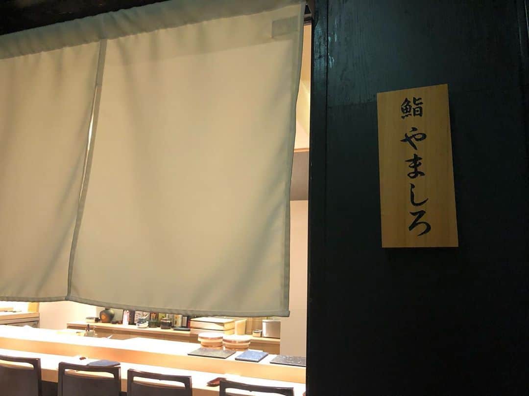 MAIさんのインスタグラム写真 - (MAIInstagram)「三田駅の近くにある 鮨　栞庵　やましろ🍣　　 カウンターでおいしいお寿司をいただいてきました🤎  銀座でミシュランを獲得したお店の田町店なんです。 超贅沢をしちゃいました🥺  お若い大将がとても話しやすい方で、 いろいろお話ししながらいただくお寿司は最高なお味でした。  一貫一貫、目の前で握ってくださるから、 余計に美味しく感じられる。  赤酢の固めのシャリと 厳選された新鮮なネタが とってもマッチしていて、 全て美味しかった。 順番つけられません。  GO TO EAT対象なので、 今ならお得！ランチもやってます🤎  今回いただいたのは、 上握りコース🍣 　 ・中とろ握り ・前菜5種盛り合わせ  ・アオリイカ握り  ・アジ握り  ・菜の花とホタルイカの黄身酢和え  ・イサキ握り  ・サバ握り  ・鯛の子煮つけ  ・いくら小丼  ・ウニ握り  ・赤身握り  ・とろたく巻  ・季節の茶碗蒸し  ・アナゴ握り  ・大トロ握り  ・かんぴょう巻  ・お椀  ・玉子焼き  ・デザート  高級なお店だけど 気さくな店員さんのおかげで全く緊張せず 美味しくいただけました。  また贅沢したい時にいこっと🤎  #鮨やましろ #やましろ #寿司　#カウンター寿司　#三田寿司　#田町寿司　#寿司コース　#お寿司　#田町グルメ　#三田グルメ　#高級寿司　#日本酒　#カウンター　#駅近　#おいしい　#絶品　#お魚　#茶碗蒸し　#高級料理　#贅沢　#gotoキャンペーン #gotoeat #good #gourmet #sushi #delicious」10月9日 22時49分 - maimaiphotogram