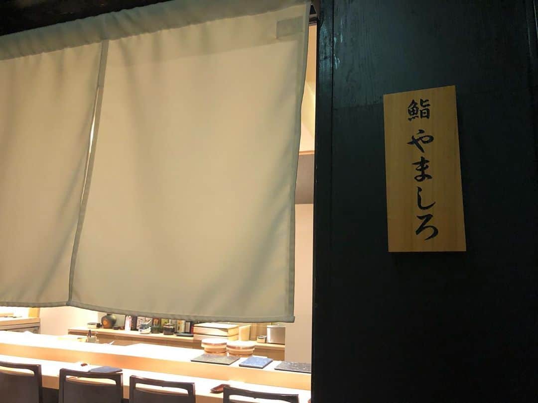 のインスタグラム：「三田駅の近くにある 鮨　栞庵　やましろ🍣　　 カウンターでおいしいお寿司をいただいてきました🤎  銀座でミシュランを獲得したお店の田町店なんです。 超贅沢をしちゃいました🥺  お若い大将がとても話しやすい方で、 いろいろお話ししながらいただくお寿司は最高なお味でした。  一貫一貫、目の前で握ってくださるから、 余計に美味しく感じられる。  赤酢の固めのシャリと 厳選された新鮮なネタが とってもマッチしていて、 全て美味しかった。 順番つけられません。  GO TO EAT対象なので、 今ならお得！ランチもやってます🤎  今回いただいたのは、 上握りコース🍣 　 ・中とろ握り ・前菜5種盛り合わせ  ・アオリイカ握り  ・アジ握り  ・菜の花とホタルイカの黄身酢和え  ・イサキ握り  ・サバ握り  ・鯛の子煮つけ  ・いくら小丼  ・ウニ握り  ・赤身握り  ・とろたく巻  ・季節の茶碗蒸し  ・アナゴ握り  ・大トロ握り  ・かんぴょう巻  ・お椀  ・玉子焼き  ・デザート  高級なお店だけど 気さくな店員さんのおかげで全く緊張せず 美味しくいただけました。  また贅沢したい時にいこっと🤎  #鮨やましろ #やましろ #寿司　#カウンター寿司　#三田寿司　#田町寿司　#寿司コース　#お寿司　#田町グルメ　#三田グルメ　#高級寿司　#日本酒　#カウンター　#駅近　#おいしい　#絶品　#お魚　#茶碗蒸し　#高級料理　#贅沢　#gotoキャンペーン #gotoeat #good #gourmet #sushi #delicious」