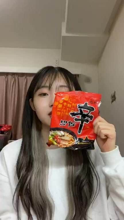 佐藤愛花のインスタグラム：「辛ラーメンとトルジャバンのモッパンしました✨✨ ライブ来てくれた人ありがとうございます🙇‍♀️🥰❤️ 라이브방송 와주신 분들 너무너무 감사해요 💓」