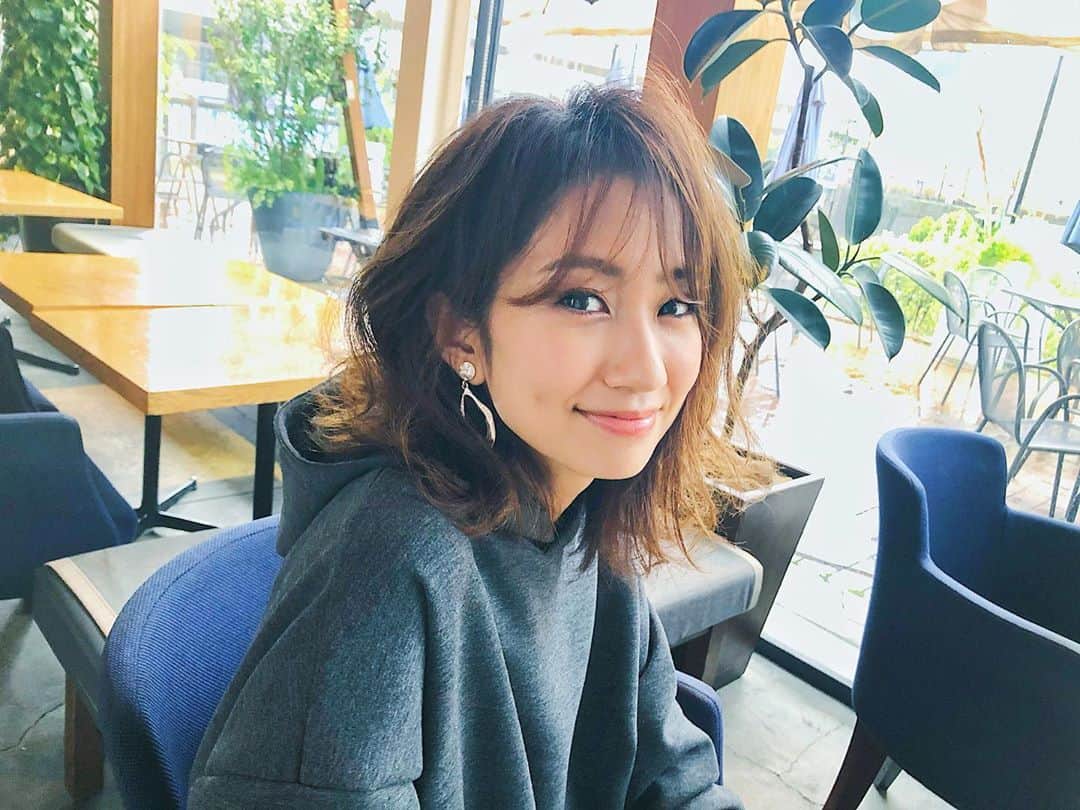 のインスタグラム：「こんな台風の中ですが @nissen_ladies_official さんの撮影へ😂☔️ もう初春の撮影でした🌸早すぎる🥺w . 写真はヘアメイクの @manami___623 さんに撮ってもらったオフショット📷 ヘアメイクの仕上がりを鏡で確認しなくても大丈夫なくらい絶大な信頼をしているヘアメイクさんです💄 まあ、撮影前の全体のスタイリングを確認する為に結局顔も見ましたが😂w . この時はまだ室内で暖かいからって余裕こいてたなあ🤥w 後にランチで冷たいジュースを飲んだのを後悔します。 今日も一日お疲れ様でした👏🏻 今週もお疲れ様でした👏🏻 . #ニッセン #カジュアルコーデ #カジュアルファッション #ボブアレンジ #シースルーバング #パーカーコーデ #パーカー女子 #プチプラコーデ  #大人カジュアルコーデ」