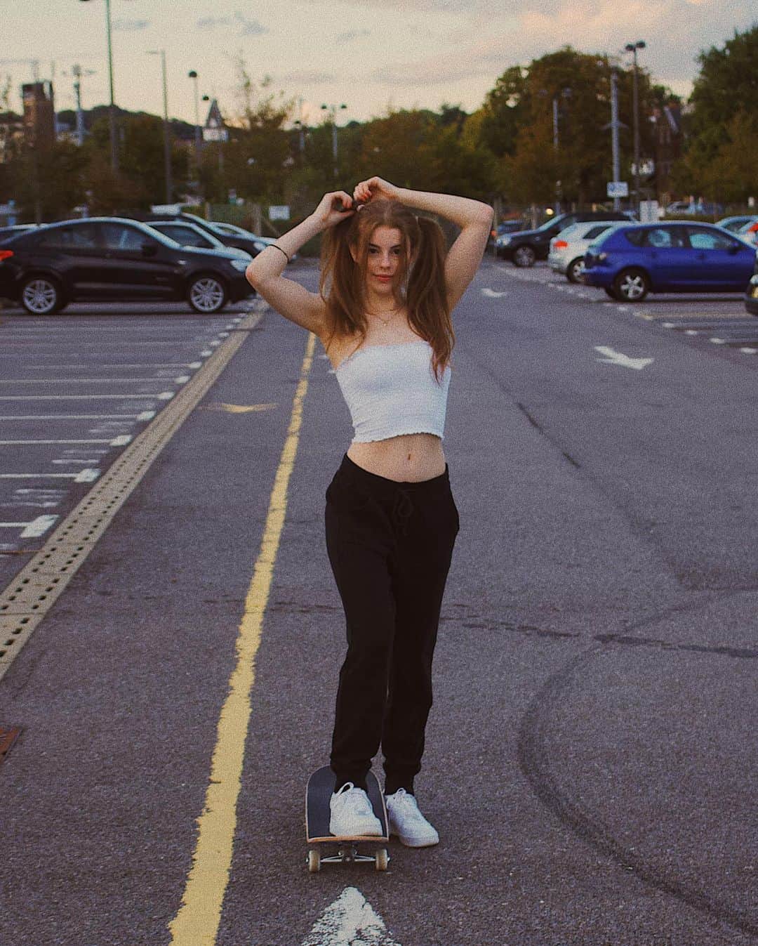 Amelia Gethingのインスタグラム：「Thanks @hollisterco for this sick outfit! Imma be the coolest kiddo in town; because even though I’ll still be falling off my skateboard, I’ll now be falling in ... ✨style✨ #HCOcollective #ad」