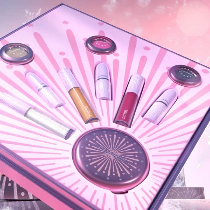 M∙A∙C Cosmetics Japanのインスタグラム：「ホリデーシーズンはもうすぐそこ❄️ 本日10月9日（金）より、#MACFrostedFirework の店頭での事前予約を開始しております。大切な人や、一年頑張った自分へのご褒美にとっておきのギフトを✨ ㅤ *10月13日（火）公式オンライン先行発売 午前10時発売予定。システムの影響により、発売が多少前後する可能性がございます。何卒ご了承ください。 *10月16日（金）全国発売 ㅤ #MACクリスマスコフレ2020 #MACHoliday #MACCosmeticsJapan #MACコスメ#MACCosmetics #コスメ #メイク #ホリデー #コフレ #クリスマスコフレ #クリスマスコフレ2020 #ホリデーシーズン #クリスマスプレゼント #メイク動画 #コスメ好き #メイクアップ #ホリデーコフレ #コスメ購入品 #makeup #cosme #cosmetics #holiday #holidaymakeup #holiday #holidays #holiday2020」