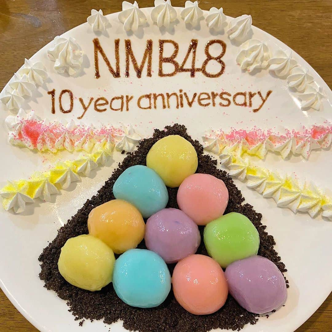 梅山恋和さんのインスタグラム写真 - (梅山恋和Instagram)「🐰  NMB48 10yearanniversary♥️  いつも応援してくださる ファンの皆様✨ ありがとうございます！！  これからもNMB48の 応援よろしくお願いします！！  #しらたま＋さん  素敵なデコレーション ありがとうございます♥️  もっちもちでサイコー！！！ 美味しゅうございました♡  #しらたまケーキ #カラフル #ぺろり #おもち映え#557」10月9日 22時57分 - cocona_umeyama