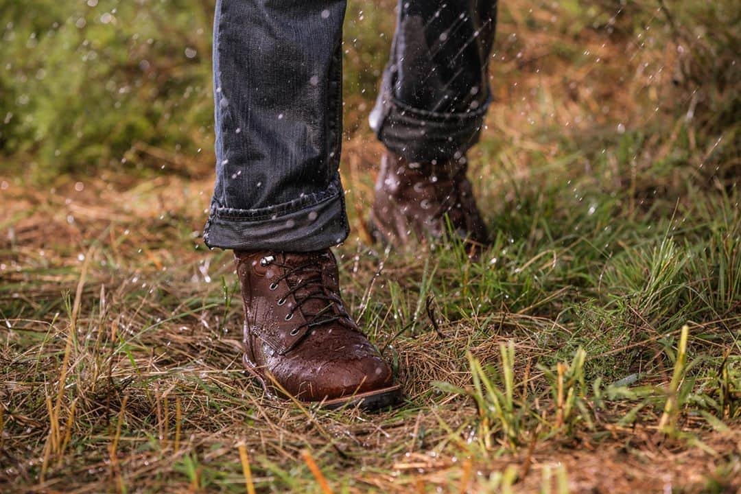 のインスタグラム：「Rain or shine we got you covered. Shop our waterproof boots.   #chippewaboots #thebestbyfar #waterproofboots」