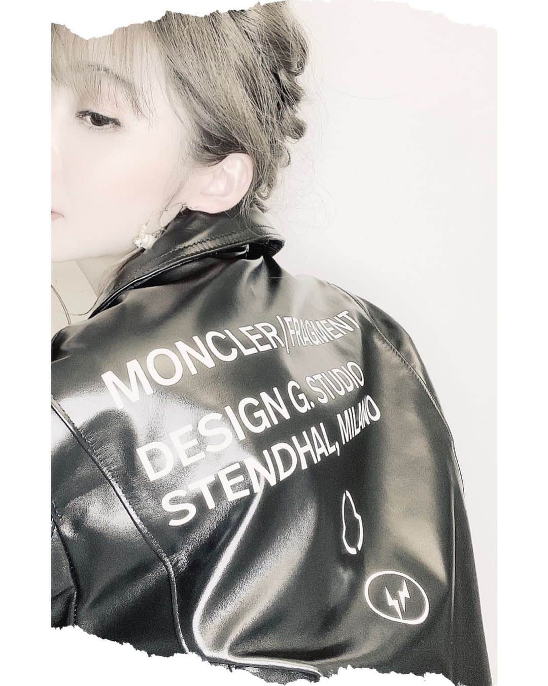mycoのインスタグラム：「やっと着れる季節が きたーーーーー🖤  Moncler Fragment  Hiroshi Fujiwaraが Lewis Leathersとコラボ🖤  超絶レアだから 初夏の7月の 発売日に並びました（笑）  久しぶりにロックメイク🖤🤍  #モンクレール #moncler #fragmentdesign #fragment #藤原ヒロシ #fujiwarahiroshi #frgmt #monclerfragment #monclergenius #モンクレールジーニアス #ルイスレザー #lewisleathers #ルイスレザーサイクロン#monclerhiroshifujiwara」