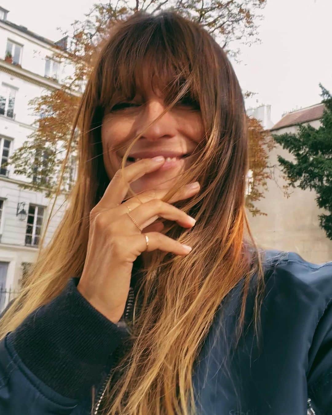 のインスタグラム：「It’s fall, the leaves are falling and so is my right eye 😬 Photo (and rings) by my darling @andparis」