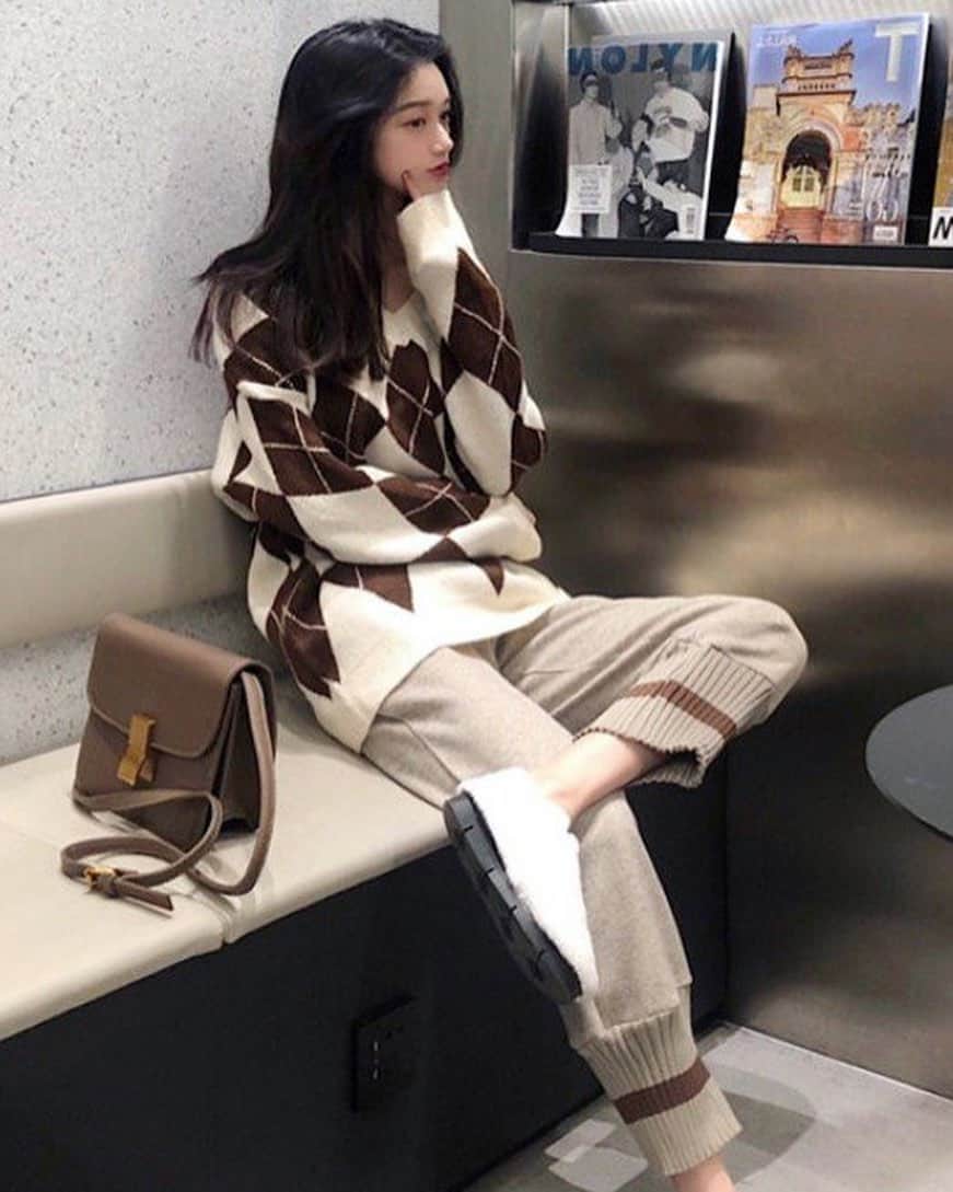 のインスタグラム：「. 毎週金曜日は新アイテム入荷日♡ 今回は、アーガイル柄ニット、ボアジャケット、メンズセットアップ、サスペンダースカートの4点入荷してます🥰 寒くなってきたから風邪には気をつけてポカポカファッションを楽しみましょう🥰 . #1you #わんゆー　#韓国コーデ　#韓国ファッション通販　#ootd」