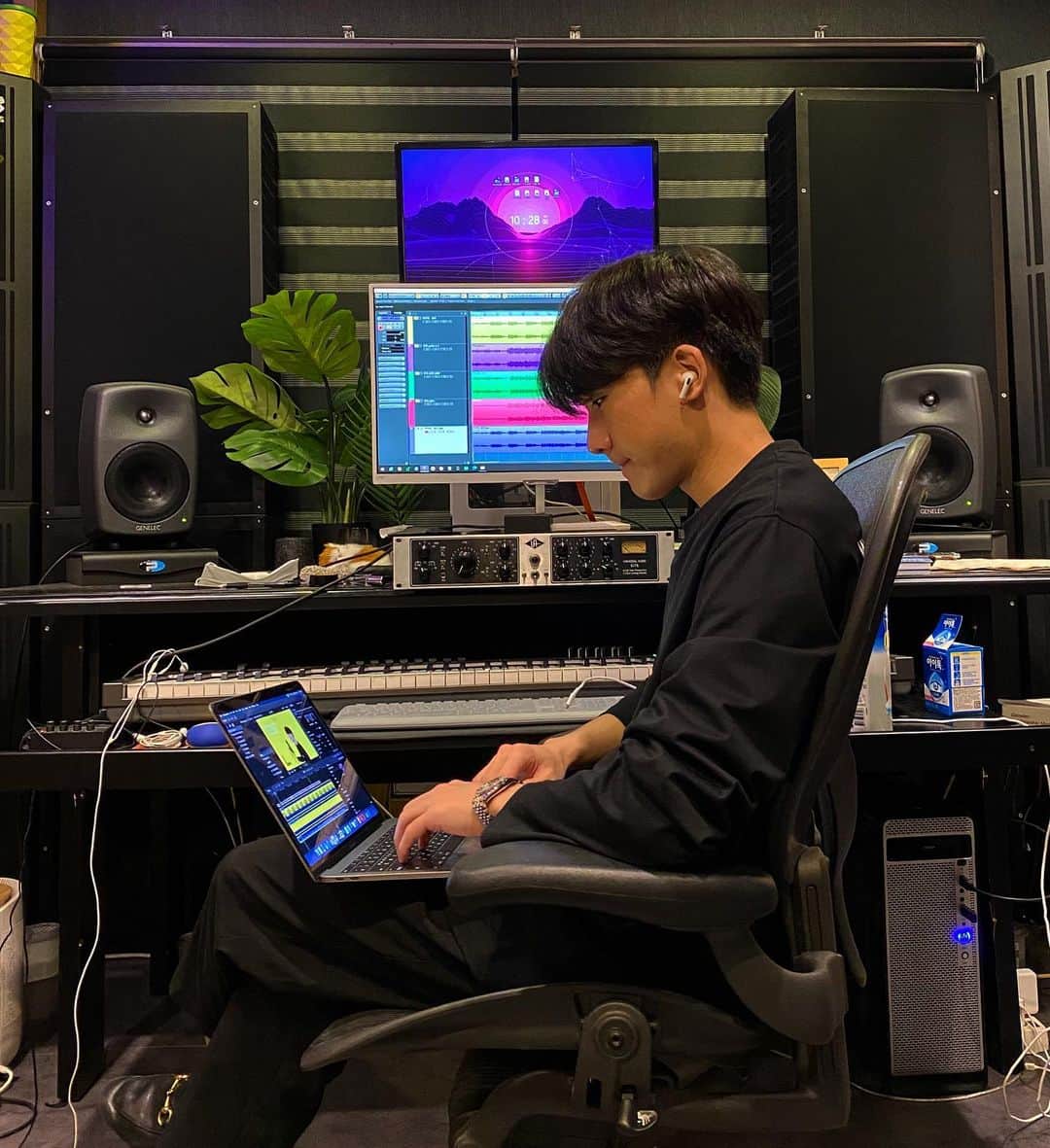 テハ さんのインスタグラム写真 - (テハ Instagram)「아 건묵아 도촬하지 말라니까 ^^  설정 같잖아 ㅎ」10月9日 23時03分 - ___ione___