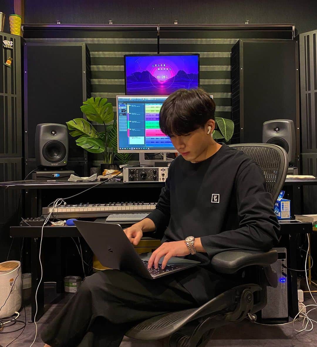 テハ さんのインスタグラム写真 - (テハ Instagram)「아 건묵아 도촬하지 말라니까 ^^  설정 같잖아 ㅎ」10月9日 23時03分 - ___ione___