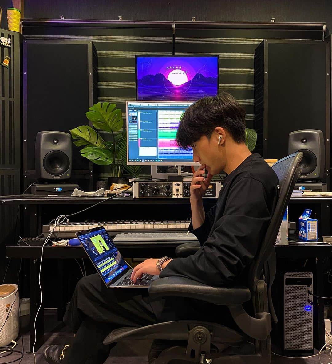 テハ さんのインスタグラム写真 - (テハ Instagram)「아 건묵아 도촬하지 말라니까 ^^  설정 같잖아 ㅎ」10月9日 23時03分 - ___ione___
