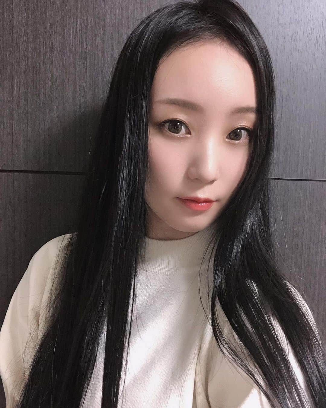 NOHANAのインスタグラム：「・ 10/25開催のMITSUBACHI ROCK CIRCUITのコラボ企画にて、 下北沢STRINGS様でプチイメチェンさせてもらいました👩🏻✨  10/25は黒髪のはっぴーに会いに遊びに来てね〜🖤 ・ #秋ヘアー #黒髪ロング #ミツバチロック」