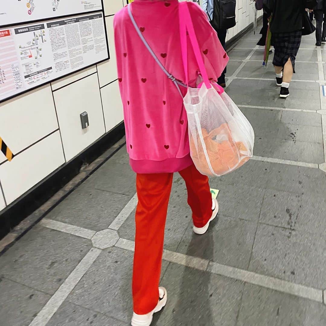 のインスタグラム：「好きが詰まったプルオーバー❤️💗❤️💗﻿ ﻿ 旦那さんに「パー子」と言われました🤗💕﻿ ﻿ 全身 #ピンク ではないんだけどな🥰💓﻿ ﻿ ベロア生地が気持ち良くて、寒い今日にピッタリでした⛄️💖﻿ ﻿ #coordinate #outfit #ootd #fashion #style #styling #pink﻿ ﻿ クレジットは #WEAR 👉🏻【erica0114】﻿ またはタップにて👆🏻📝」