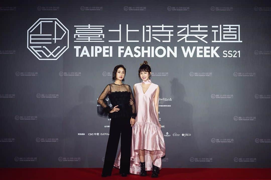 Dewi Chienのインスタグラム：「跟師兄姊們出席一年一度時裝週🖤💗🖤 #2020臺北時裝週#TaipeiFashionWeek#TPEFW #RECONNEXT#去_你的時尚#RePlay #JAMEICHEN#APM#apmmonaco」