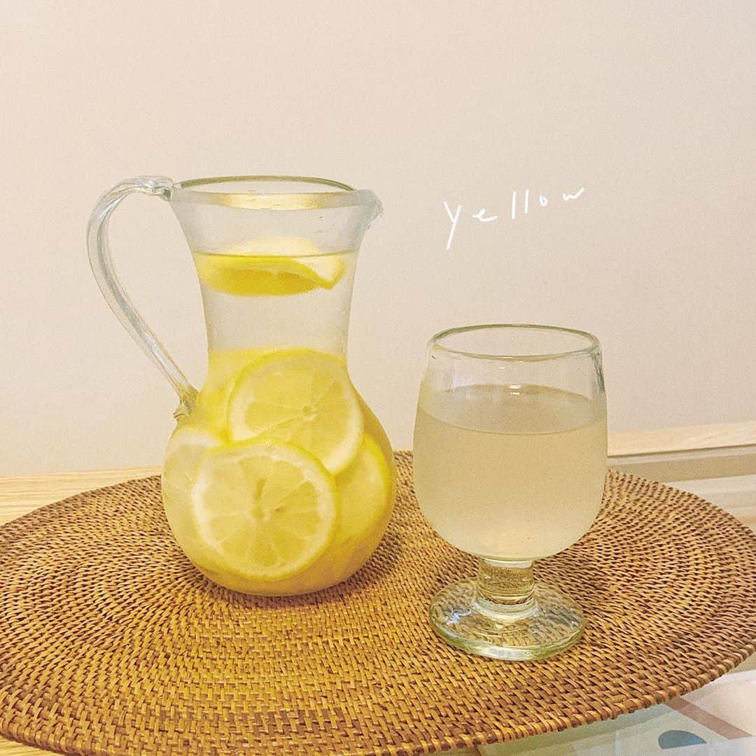 のインスタグラム：「🍋🍋🍋﻿ @lasoufflerie のデキャンタと﻿ グラスに一目惚れ....🥺🥺🥺🥺﻿ 手作りで、歪なのが愛らしいです。﻿ ﻿ #レモンジンジャーウォーター を﻿ 作ってみたよ〜！﻿ 水を注ぎ足してしばらく﻿ 飲み続けられるのが嬉しい〜﻿ ﻿ 今日はお仕事で朝から長丁場＆外泊なので、﻿ 今朝ガブ飲みしてきました。﻿ おかげで快調でした。﻿ 明日帰ったらまたガブ飲みしたい。🙄﻿ ﻿」