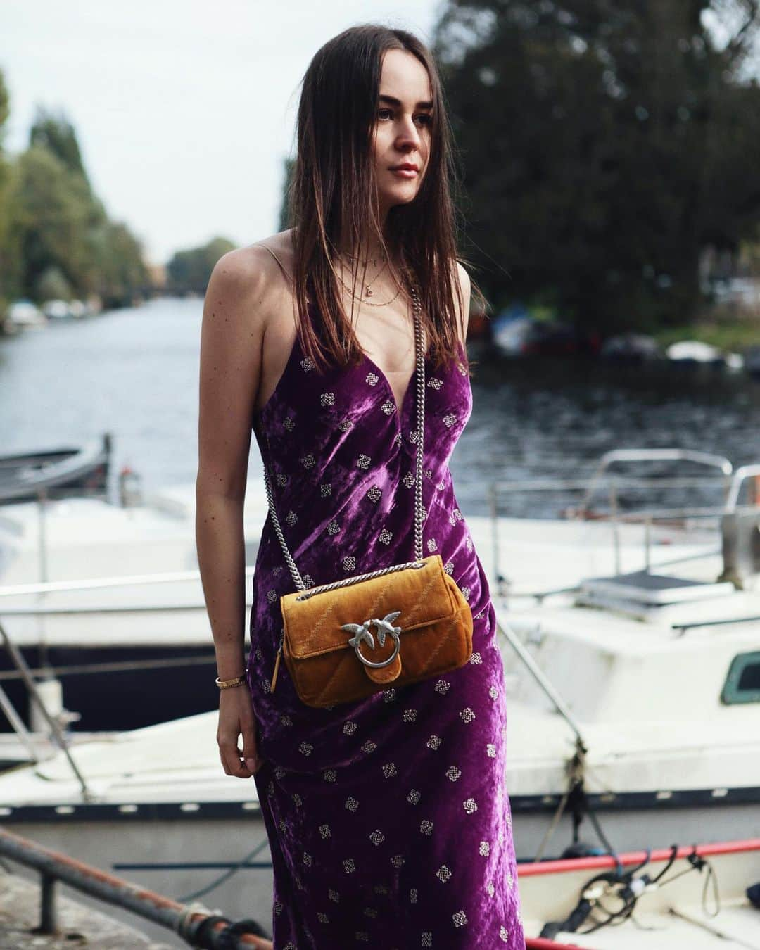 アンディー・トレスさんのインスタグラム写真 - (アンディー・トレスInstagram)「Ahhh, velvet! one of my favorite fabrics 💘. This @pinkoofficial purple dress and mustard bag are the perfect velvet combo transitioning to Autumn 🍂. #pinko」10月9日 23時10分 - stylescrapbook