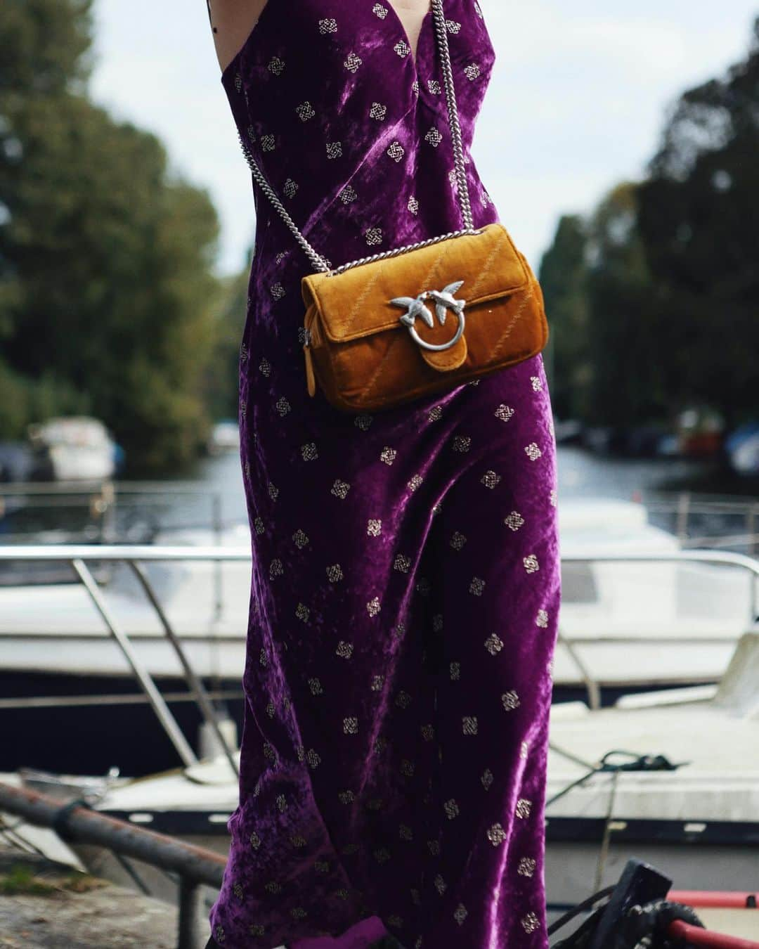 アンディー・トレスさんのインスタグラム写真 - (アンディー・トレスInstagram)「Ahhh, velvet! one of my favorite fabrics 💘. This @pinkoofficial purple dress and mustard bag are the perfect velvet combo transitioning to Autumn 🍂. #pinko」10月9日 23時10分 - stylescrapbook