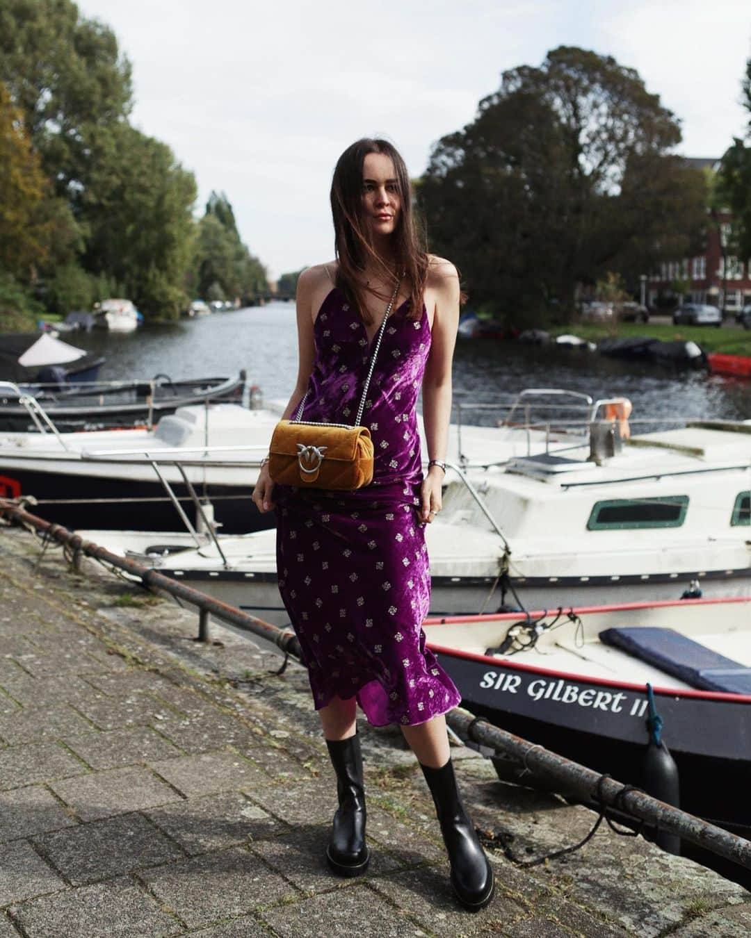 アンディー・トレスさんのインスタグラム写真 - (アンディー・トレスInstagram)「Ahhh, velvet! one of my favorite fabrics 💘. This @pinkoofficial purple dress and mustard bag are the perfect velvet combo transitioning to Autumn 🍂. #pinko」10月9日 23時10分 - stylescrapbook