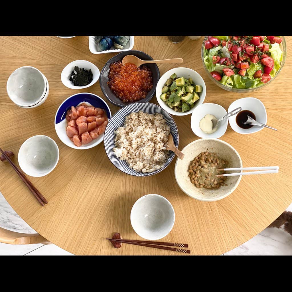 氷川きよしさんのインスタグラム写真 - (氷川きよしInstagram)「うちにあるものでメニューを考えるのが好きぃっ。  明太いくらアボカ丼。 毎日お料理して、 がんばってる人たちに食べて食べてって 人に振る舞うのが好きなんです。  やっぱりわたしは主婦業に憧れる！  by kii  #氷川きよし #hikawakiyoshi #kiiごはん #kiicooking #kii #bykii #キヨラー」10月9日 23時14分 - hikawa_kiyoshi_official
