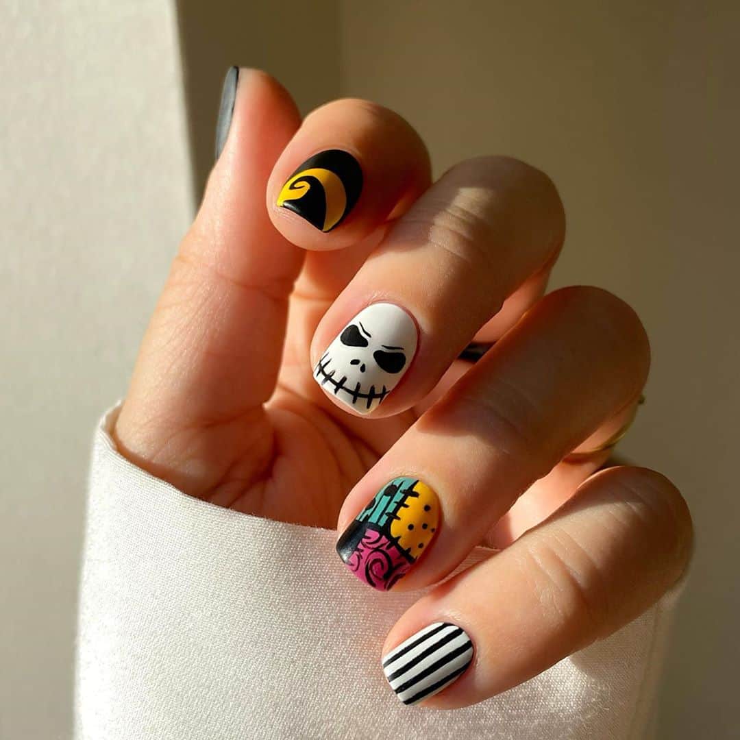 Soniaのインスタグラム：「Sally X Jack🖤 If you don’t watch Nightmare Before Christmas at least once this month you’re not Halloweening properly, this is not up for debate🎃 #halloweennails」