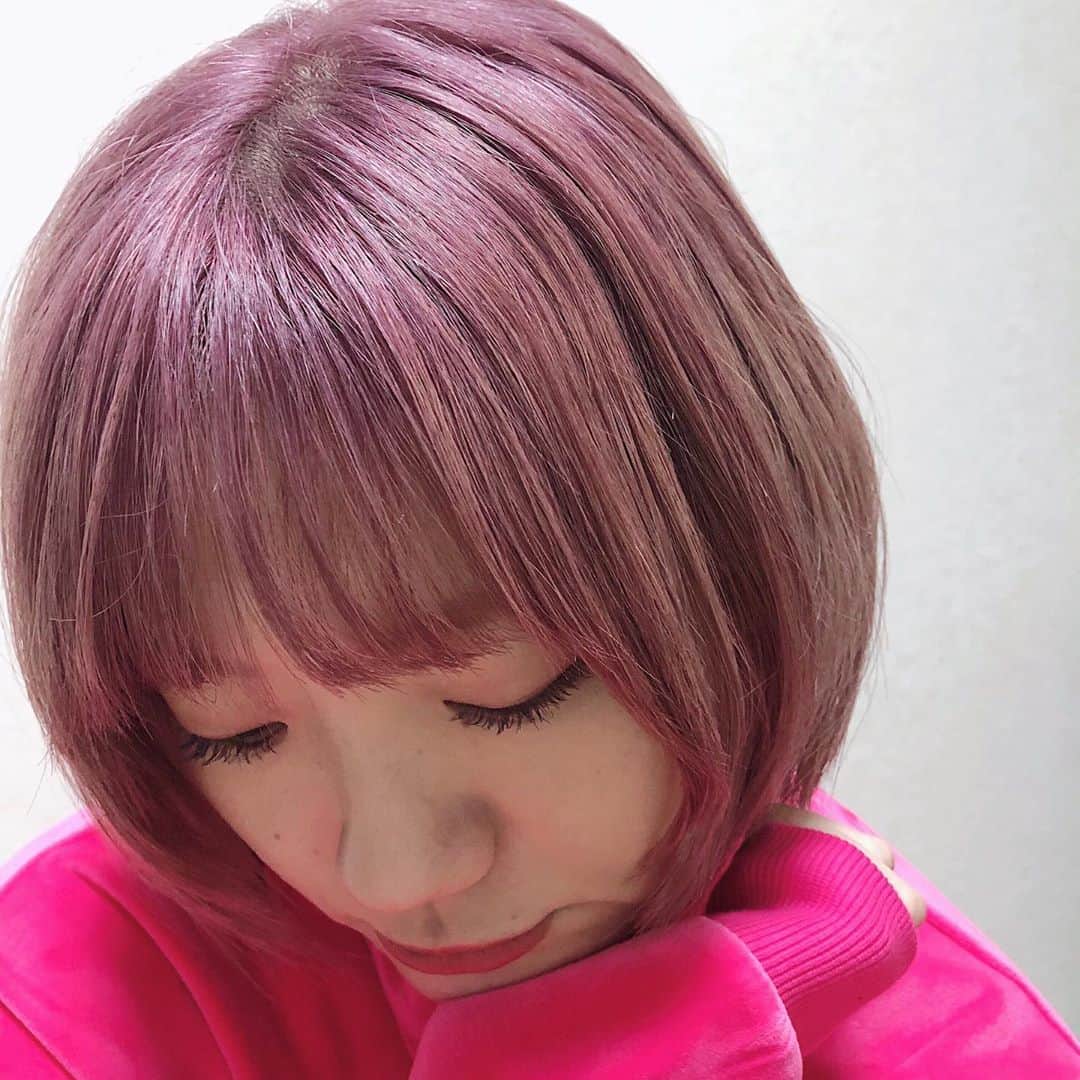 のインスタグラム：「今日もサプライズで @nami73ji にカラーしてもらって、かわいいピンクパープルカラーに😍💗💜﻿ ﻿ 前撮りも終わったし、秋冬ファッションに合わせて久々カットもお願いして、前髪をやや厚め&顔まわりレイヤーを入れたイメチェンヘアに💇🏼‍♀️🌈✨﻿ ﻿ 本当はもっとちゃんと自然光の下で写真撮りたかったのですが、当分雨だし、そうこうしてるうちにすぐ髪色落ちちゃいそうだったので、簡単セルフィーで😳🤳🏼💕﻿ ﻿ どんな風に色落ちしてくのかも楽しみだし、髪型も新鮮だし、また色々カラーで遊んできたいです💘﻿ ﻿ なみちゃん、今日もありがと〜う😘﻿ ﻿ #hair #hairstyle #haircolor #haircut #hairstyles #pink #purple #shorthair #shortbob #ピンク #パープル #ショートヘア #ショートボブ」