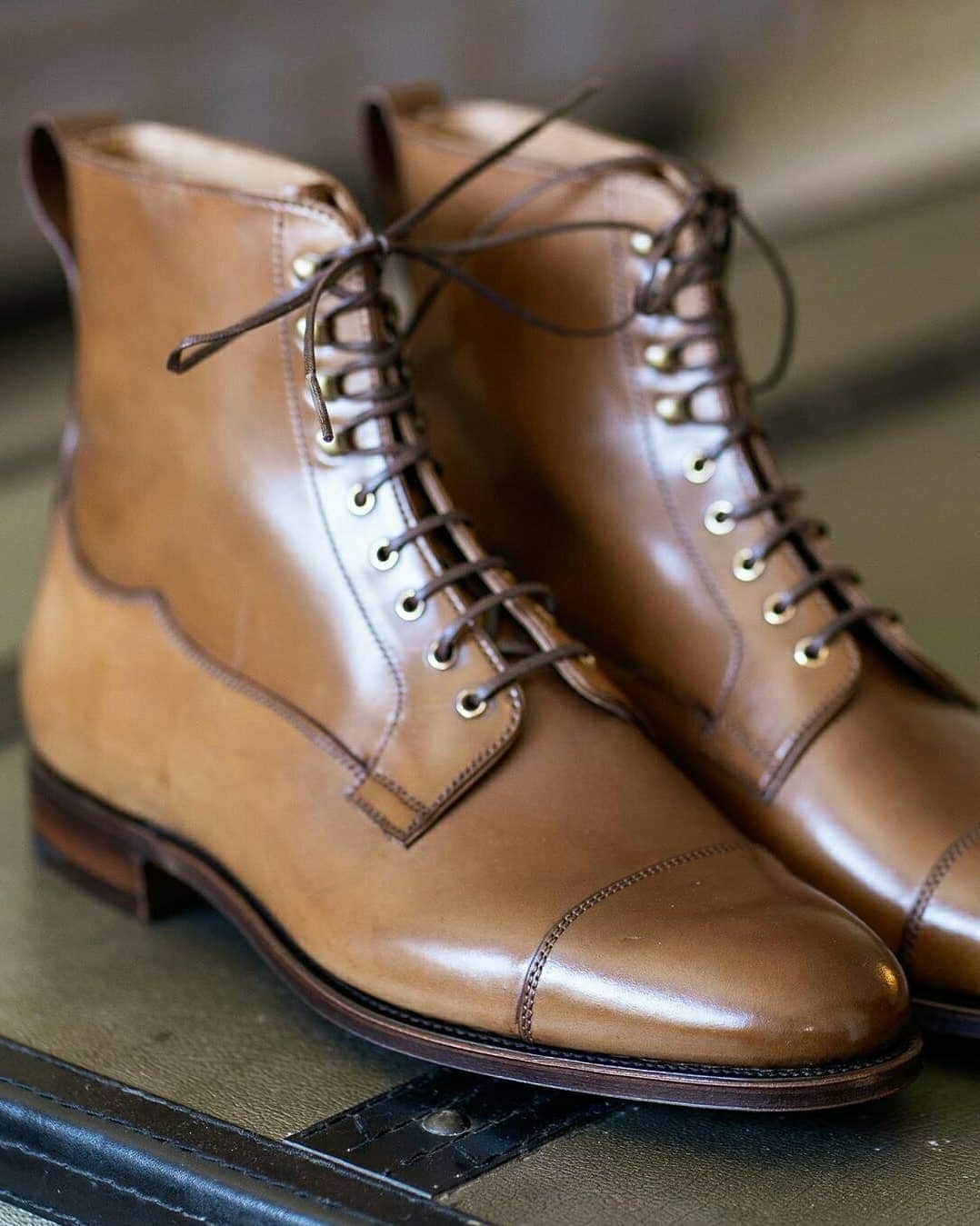 カルミナさんのインスタグラム写真 - (カルミナInstagram)「Which are your favourite leather combinations? These boots are triggering lots of ideas. @myrark @deshellvedge @weltandbarrel @urbancomposition @addicted_to_fine_shoes @andys_36_chambers #customweekend  #カルミナ #carmina #menstyle #carminashoemaker #goodyearwelted #mensstyle #mensfashion #customshoes #customize #customise  #men #menshoes #menshoes」10月9日 23時16分 - carminashoemaker