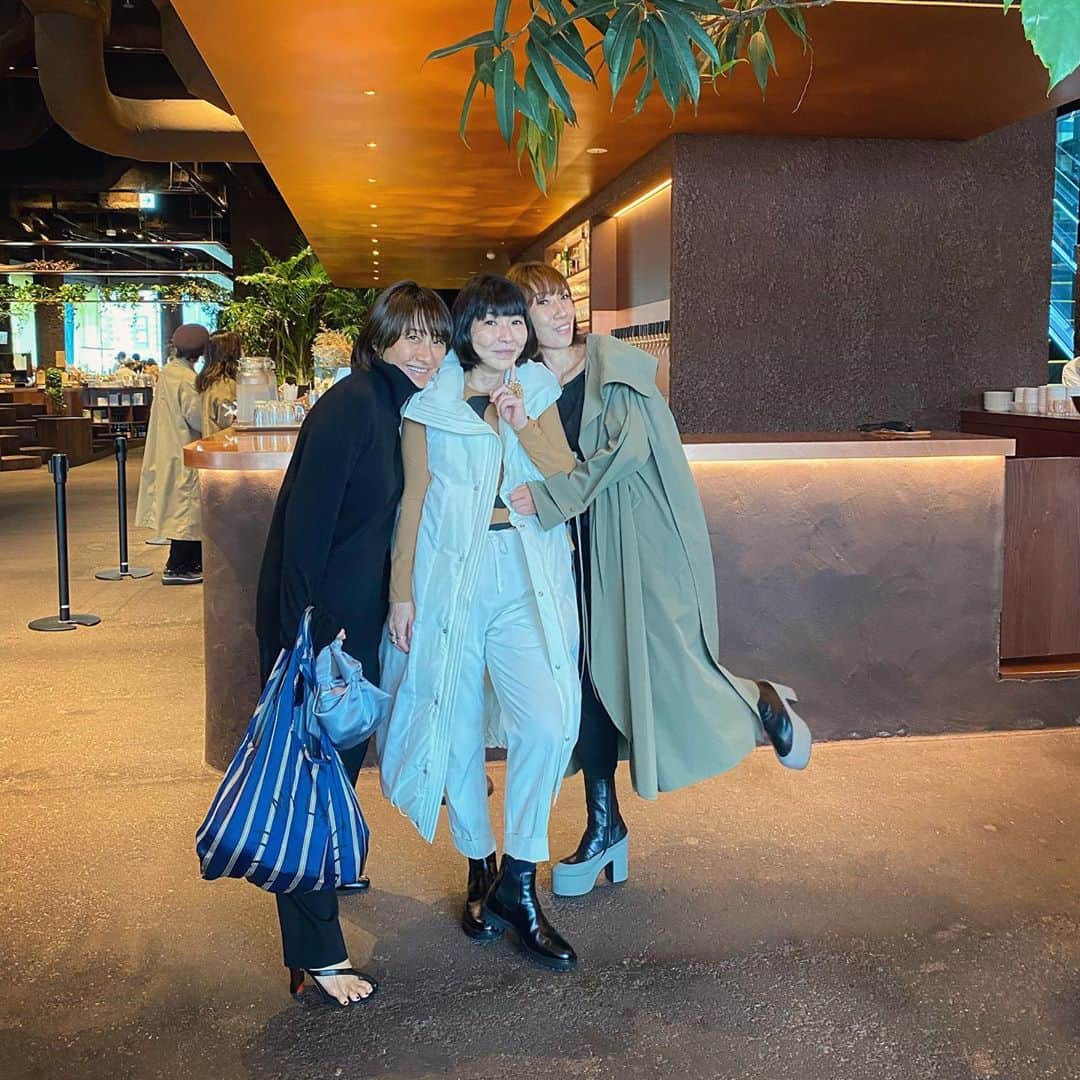 風間ゆみえのインスタグラム：「すたいりすと  @1030kei  @keikosasaki_mylan  @yumie_kazama   3人で何してみたくなる写真だわ😂💜  #yumie_k_style」