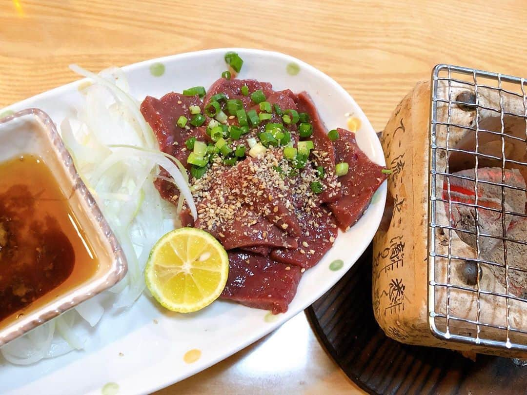 中島浩二さんのインスタグラム写真 - (中島浩二Instagram)「今日は、久しぶりの外食だっただすー😊  鷹丸という舞鶴のお店。元々、鷹勝の発祥の地で、お弟子さんの宮崎さんがやってる居酒屋さん。 何食べても美味しいだすー🤣🤣🤣 まずは、瓶ビールで乾杯して、きびなごの天ぷらから、刺身の盛り合わせ、これがタコは最高だしカツオは美味しいし、それからゴマブリと、炙りレバー🤣😅😅 明太卵焼きに、地鶏の炭火焼😊😊  あー、最高に美味しい夜だっただすよー🤣🤣  #福岡 #魚　 #刺身 #鷹丸 #鷹勝 #明太卵焼き #炙りレバー」10月9日 23時20分 - koji_nakajiii