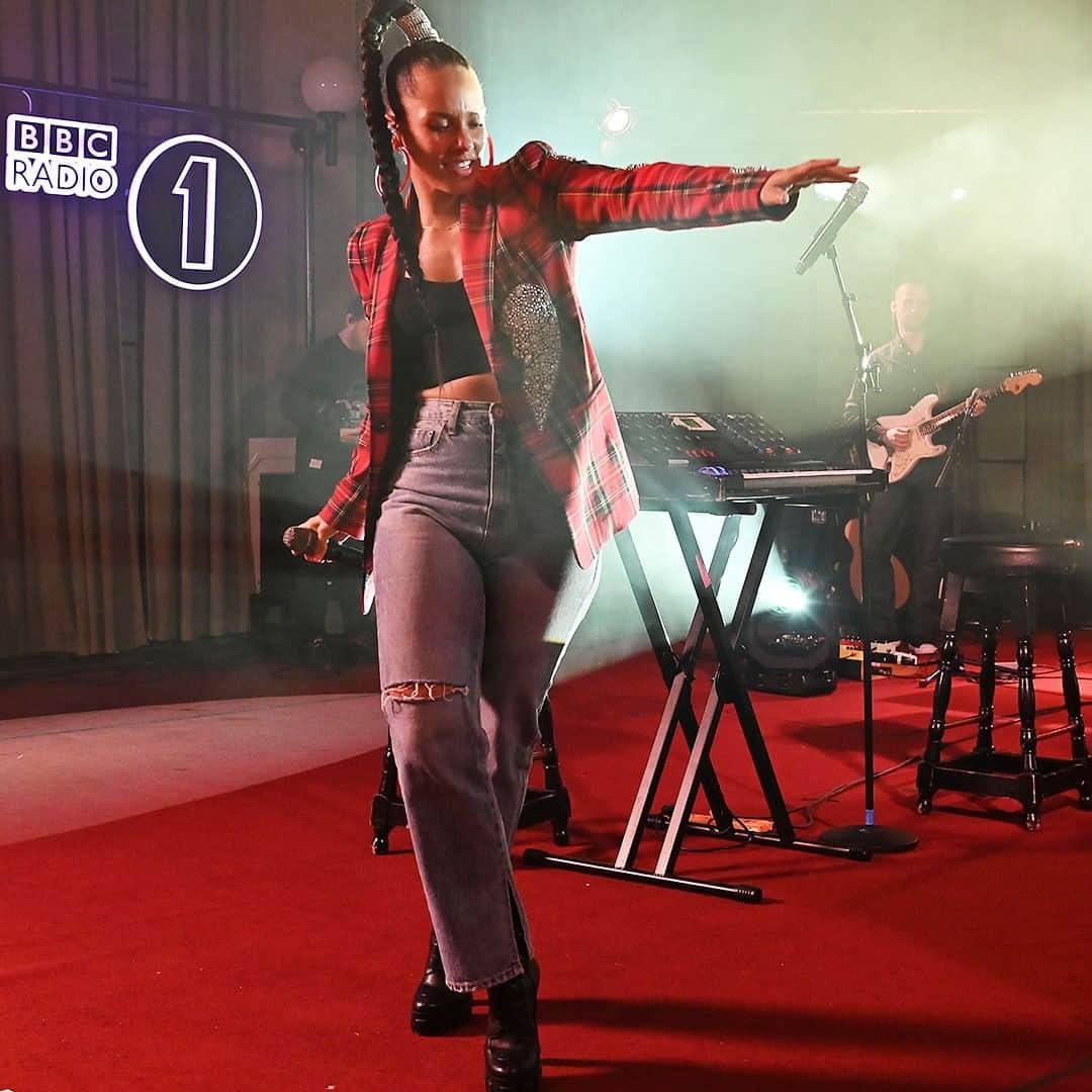 BBC Radioさんのインスタグラム写真 - (BBC RadioInstagram)「@aliciakeys appreciation. She's just a girl and she's on fire. ⁣ ⁣ She joins @anniemacmanus on the latest episode of The Radio 1 Interview Podcast and you can listen to it or download it on @bbcsounds」10月9日 23時30分 - bbcradio1