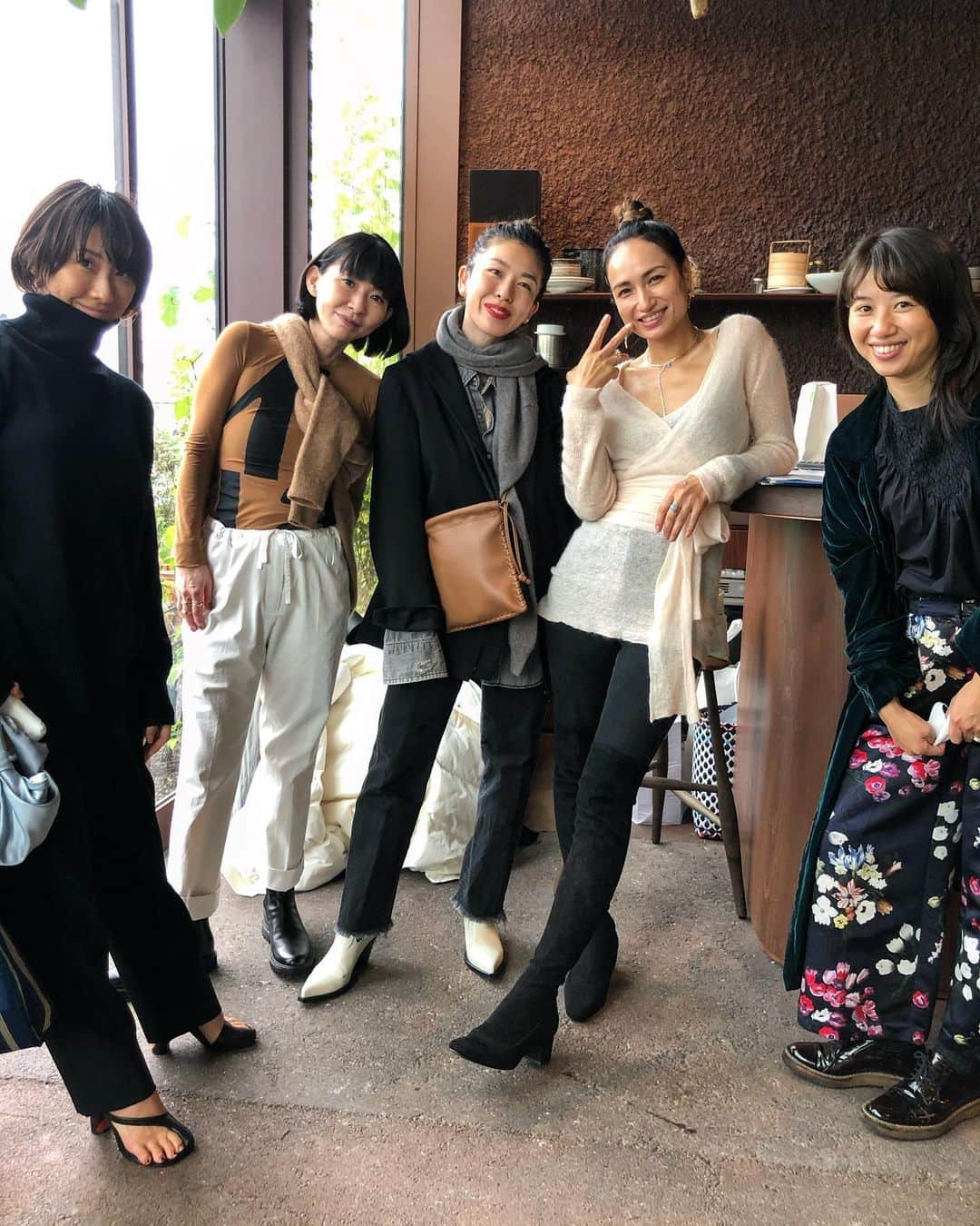風間ゆみえのインスタグラム：「静かな雨の金曜日  エナソルーナの新作ジュエリーの発表を 楽しみに集まったなかまたち  @1030kei  @yoshiminagao  @sadamayumi  @taekooo06  @keikosasaki_mylan  @iwahoriseri  #yumie_k_style」