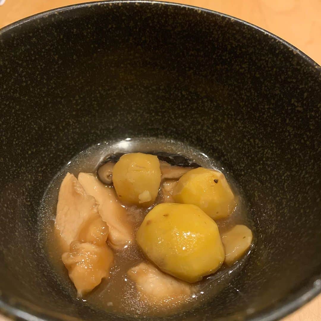 前田典子さんのインスタグラム写真 - (前田典子Instagram)「#お野菜たっぷり  #海月　のディナー  #里芋のコロッケ #茄子のピータン和え #生落花生#銀杏 #ごぼう#にんじん#ジャガイモ #グリーンサラダ🥗　はルーコラの苦味が美味しい😆#ドレッシングも👌 #蓮子をニラで挟んだチヂミ風 #栗と鶏肉🌰🐓 #玉ねぎ入り焼きおにぎり🍙 #アイスのデザート　と #梅生姜酒のソーダ割り🥤の は写真撮るの忘れた💦  #あー美味しかった❤️ #野菜いっぱいでヘルシー 🥗 #罪悪感ゼロ　😊👌  #マエノリグルメ」10月9日 23時25分 - maenorichang
