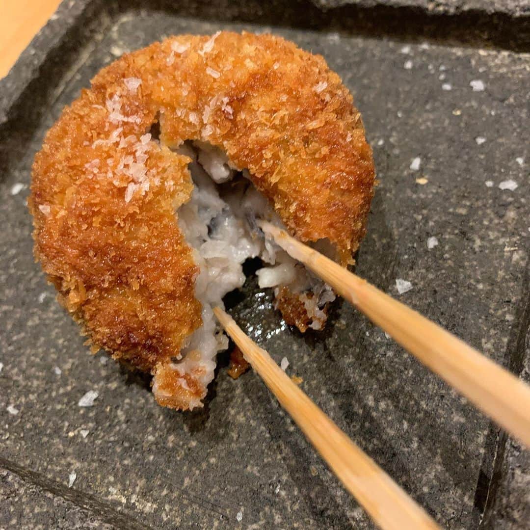 前田典子さんのインスタグラム写真 - (前田典子Instagram)「#お野菜たっぷり  #海月　のディナー  #里芋のコロッケ #茄子のピータン和え #生落花生#銀杏 #ごぼう#にんじん#ジャガイモ #グリーンサラダ🥗　はルーコラの苦味が美味しい😆#ドレッシングも👌 #蓮子をニラで挟んだチヂミ風 #栗と鶏肉🌰🐓 #玉ねぎ入り焼きおにぎり🍙 #アイスのデザート　と #梅生姜酒のソーダ割り🥤の は写真撮るの忘れた💦  #あー美味しかった❤️ #野菜いっぱいでヘルシー 🥗 #罪悪感ゼロ　😊👌  #マエノリグルメ」10月9日 23時25分 - maenorichang