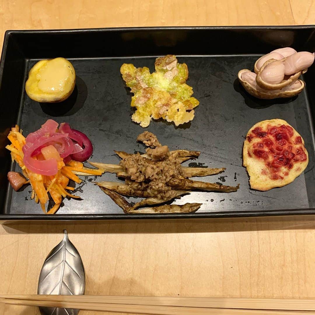 前田典子さんのインスタグラム写真 - (前田典子Instagram)「#お野菜たっぷり  #海月　のディナー  #里芋のコロッケ #茄子のピータン和え #生落花生#銀杏 #ごぼう#にんじん#ジャガイモ #グリーンサラダ🥗　はルーコラの苦味が美味しい😆#ドレッシングも👌 #蓮子をニラで挟んだチヂミ風 #栗と鶏肉🌰🐓 #玉ねぎ入り焼きおにぎり🍙 #アイスのデザート　と #梅生姜酒のソーダ割り🥤の は写真撮るの忘れた💦  #あー美味しかった❤️ #野菜いっぱいでヘルシー 🥗 #罪悪感ゼロ　😊👌  #マエノリグルメ」10月9日 23時25分 - maenorichang