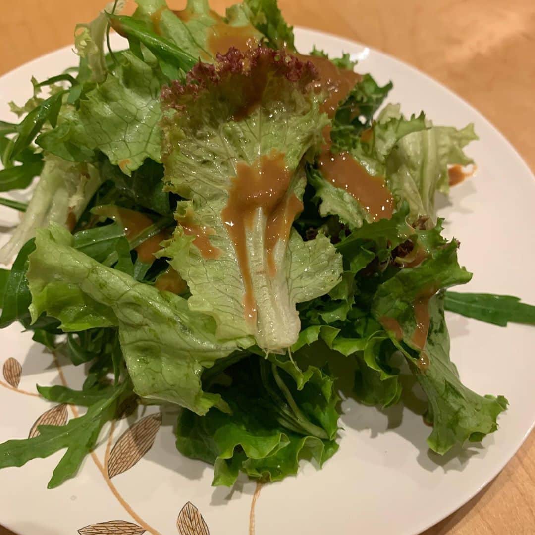 前田典子さんのインスタグラム写真 - (前田典子Instagram)「#お野菜たっぷり  #海月　のディナー  #里芋のコロッケ #茄子のピータン和え #生落花生#銀杏 #ごぼう#にんじん#ジャガイモ #グリーンサラダ🥗　はルーコラの苦味が美味しい😆#ドレッシングも👌 #蓮子をニラで挟んだチヂミ風 #栗と鶏肉🌰🐓 #玉ねぎ入り焼きおにぎり🍙 #アイスのデザート　と #梅生姜酒のソーダ割り🥤の は写真撮るの忘れた💦  #あー美味しかった❤️ #野菜いっぱいでヘルシー 🥗 #罪悪感ゼロ　😊👌  #マエノリグルメ」10月9日 23時25分 - maenorichang