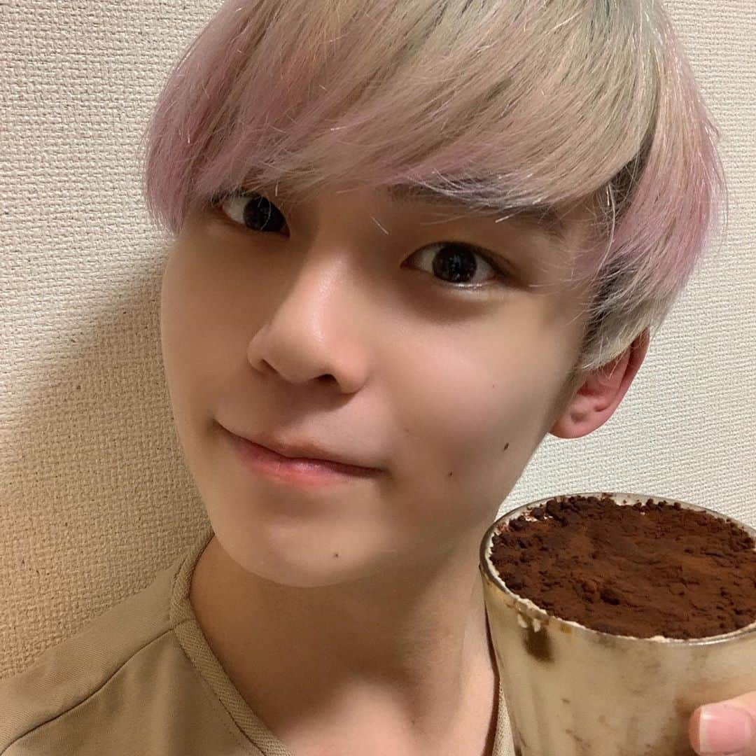 沢村玲/REIのインスタグラム：「昨日はインスタライブありがとう😊  ティラミス良い感じに冷えてて美味しかったよん😋  もっと甘い感じが良い人は豆腐を生クリームと卵黄に変えてみてね！  またリクエスト色々頂戴ね〜  #スイーツ男子 #料理男子  #料理上手になりたい  #ワンエン  #沢村玲」