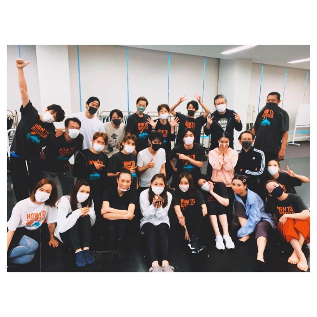 松下優也のインスタグラム：「How To Succeed  全29公演無事完走しました〜😁 キャスト、スタッフ誰一人コロナにもならず、ここまで全公演やれたのは奇跡中の奇跡。 皆さん沢山の応援ありがとうございました！！ #ハウトゥーサクシード #まっすーが撮ってくれた」