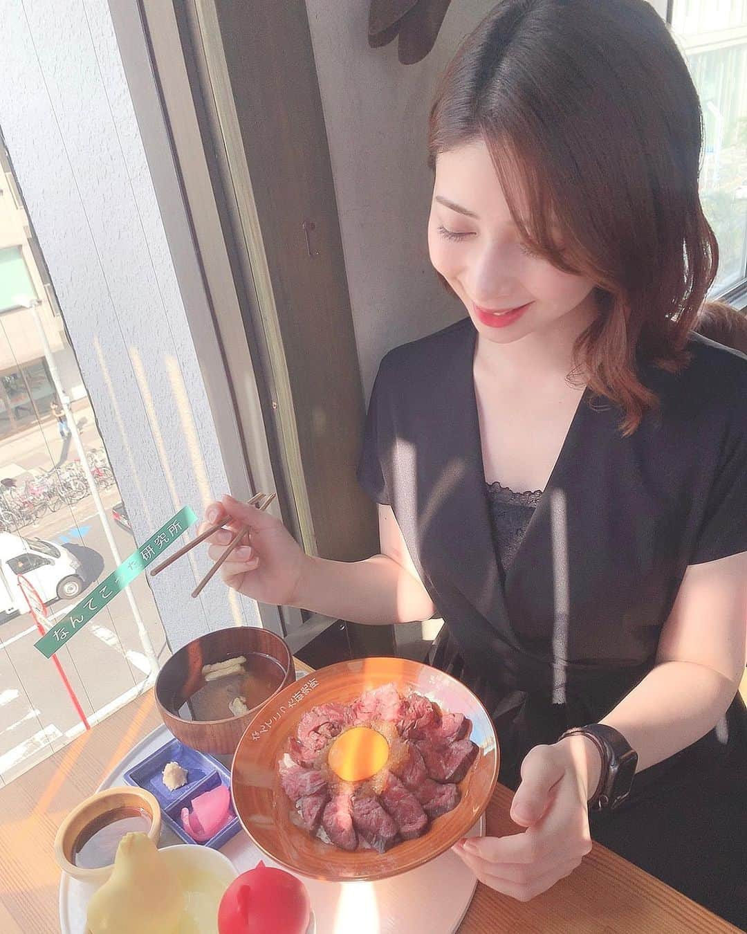 綾瀬麗奈さんのインスタグラム写真 - (綾瀬麗奈Instagram)「. なんてこった研究所😋  私が頂いたのは 【生ハラミのステーキ丼】 解体されてから一度も冷凍されていない生ハラミ🥩✨  黒毛和牛の甘み＆旨みを堪能したい方は 【白老牛のステーキ丼】 もありました🙆‍♀️🙆‍♀️  お肉が柔らかいので、とても食べやすかったです☺️！ たまにお肉が噛みきれない程のお店もあるので、美味しくて 尚且つ食べやすいっていうのはすごく嬉しいポイント😌💍 あと赤身ね、個人的に嬉しすぎる😋  私にとってはご飯が少し多かったので、少なめでちょうどよかったです👼🍴  ちょっと隠れ家的な雰囲気がまたいい。 落ち着くお店っていいですね🙂  ぜひ行ってみてね！ . . cafe&wine Mamma Mia LABORATORY なんてこった研究所 栄店 〒460-0008 愛知県名古屋市中区栄３丁目１４−３０ ミノウラビル 4F . . . #なんてこった研究所 #ステーキ丼 #生ハラミ #名古屋ランチ #栄ランチ #中区ランチ #名古屋グルメ #栄グルメ #中区グルメ」10月9日 23時28分 - ayasereina