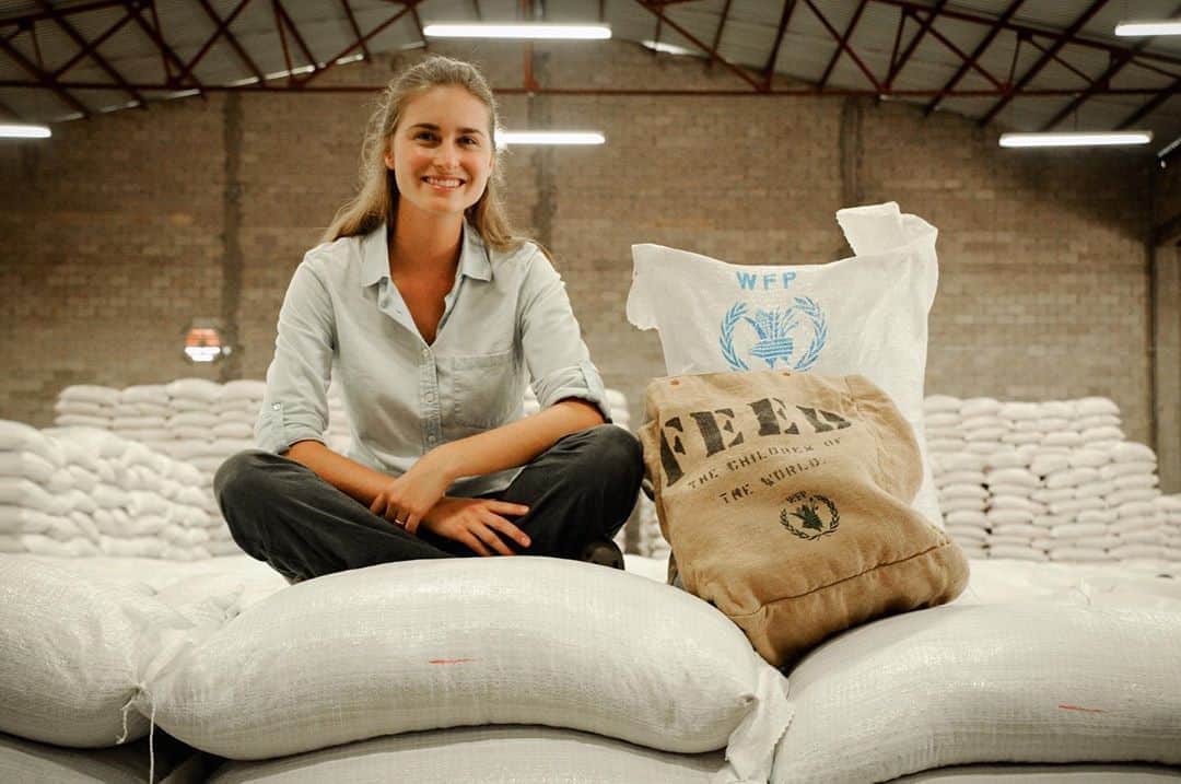 のインスタグラム：「Today, the @worldfoodprogramme was awarded the 2020 Nobel Peace Prize, for their efforts to combat hunger and their contributions to bettering conditions for peace, in a time when we’ve never needed unity and solidarity more. We could not be prouder to call them one of our giving partners, and FEED’s very first partner, since 2007. Not only have we had the honor of supporting their work with every single FEED purchase, but they have inspired everything we’ve done, and will do, in so many ways. @laurenblauren is pictured here in 2007, traveling with the UN WFP, with the bag that started it all. Today and everyday, we are endlessly proud.」