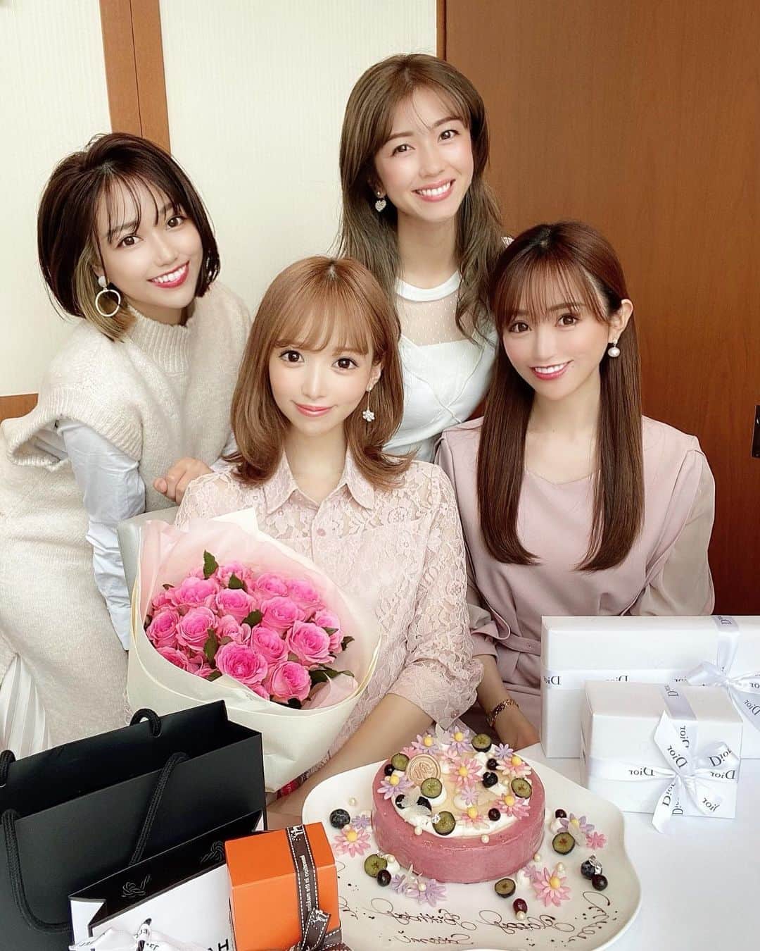 のインスタグラム：「この前さとみちゃん誕生日会でフレンチレストランへ🎂❤️ とっても可愛くてお人形なのに性格がサバサバしていてギャップの素敵な先輩おともだちです😳尊敬しています☺️💓大好きです😘  #誕生日#バースデーケーキ #バースデーランチ#誕生日会#birthday#女子会ランチ #女子会#ランチタイム」