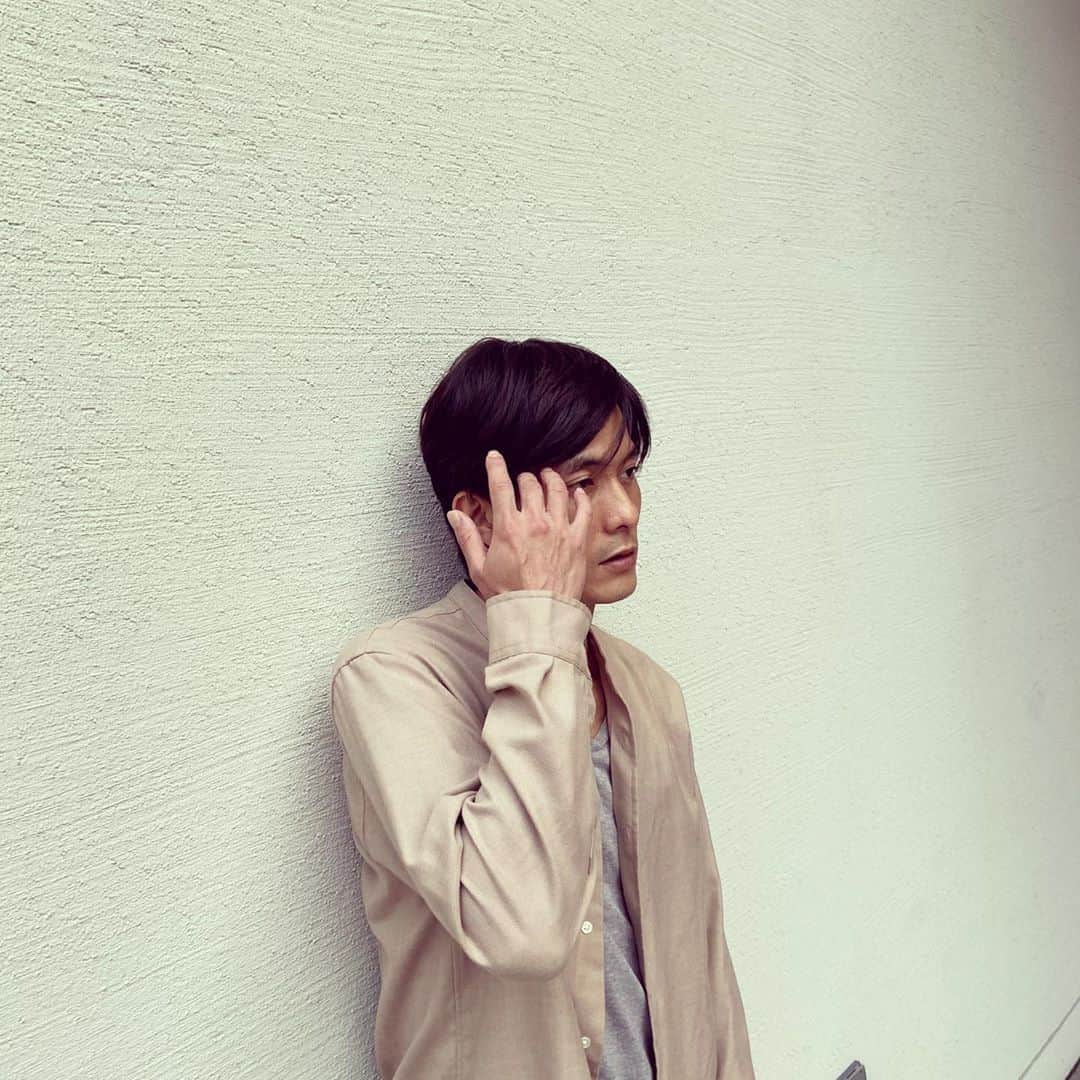 庄野崎謙のインスタグラム：「髪伸びたな。  台風が去り、天気も良くなった頃に髪を切りに行こうかな💈  #雨 #台風 #美容室 #カット #俳優 #役者 #actor #japaneseactor #japan #写真 #photography #撮影」