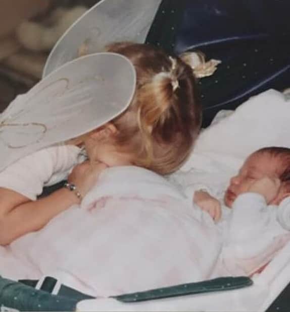ジジ・ハディッドのインスタグラム：「Today I celebrate, but am always grateful for, the 24 years that I have been blessed with my baby sister @bellahadid who always has my back and brings me the yummiest treats 🧁🦋 I am so proud of your constant growth and light. You have a beautiful heart and I wish you a year of every opportunity to do what makes you the most fulfilled, sharing that magic💞 near and far. 🌍 WHO LOVES YOU?! YOUR SISTER. Have the best day !!!!!! 🍸🏝 HAPPY BDAY」