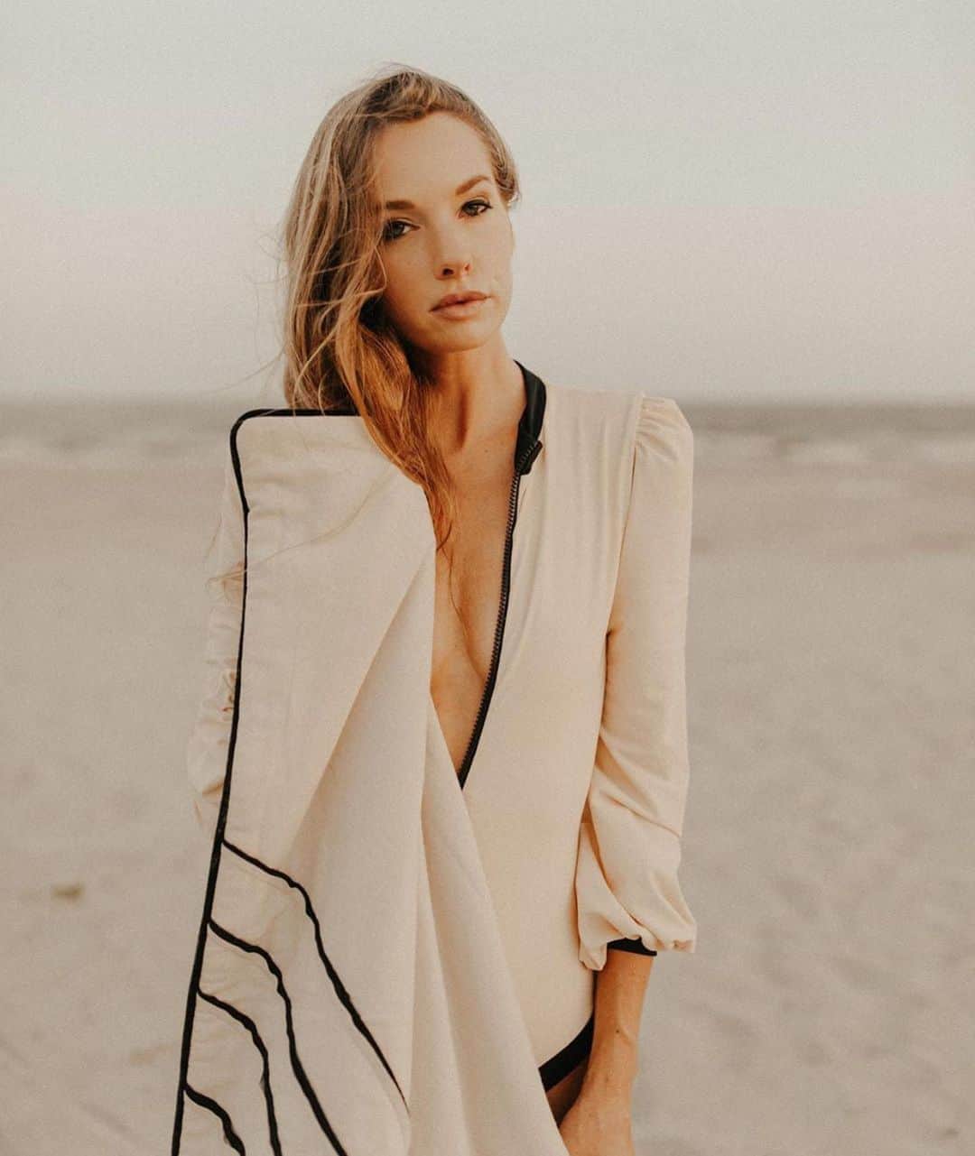 ハイディメリックのインスタグラム：「Current obsession: the Bianca swimsuit on @paularallishome」
