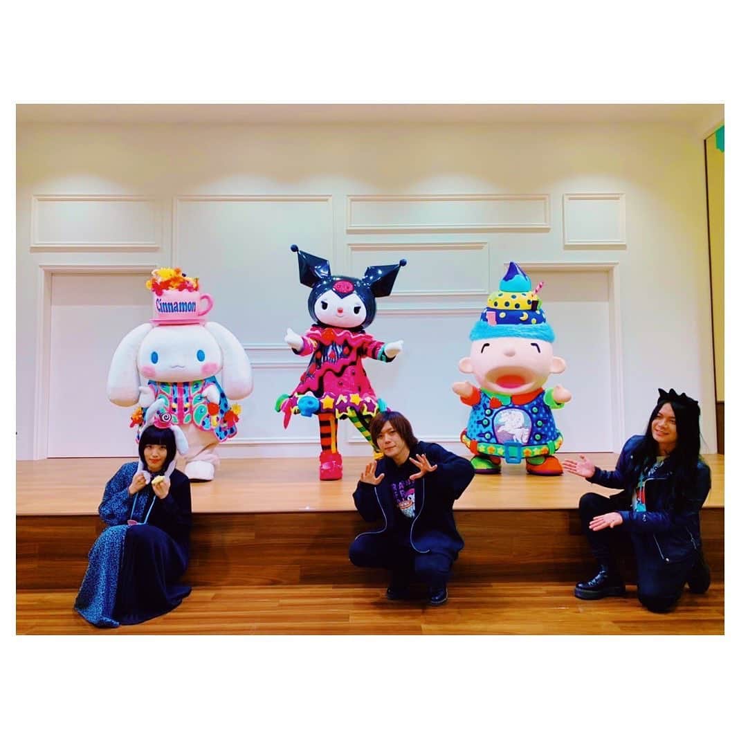 こやまたくやのインスタグラム：「#ヤバTピューロ生配信 先程、サンリオピューロランドでコラボ生配信をさせて貰いましたよー！ かわいい〜！元気でた〜！ サンリオピューロランド公式YouTubeでアーカイブ配信されていますので、是非ご覧ください。結構ボリュームがあるのでゆったり観られますよ🎀  #サンリオピューロランド #サンリオ #ピューロ #ピューロキャラクター #キングハッピー #クロミ #たあ坊 #シナモン #sanrio #キティ #ダニエル #kitty #hellokitty #puroland #マイメロディ #マイメロ #mymelody #youneedthetanktop」