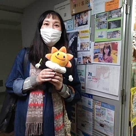 岡田みはるのインスタグラム：「津村書店に行ってきました。 いつものあの笑顔にお会いできました。  #気象庁の中にある本屋さん #10月末閉店 #津村書店」